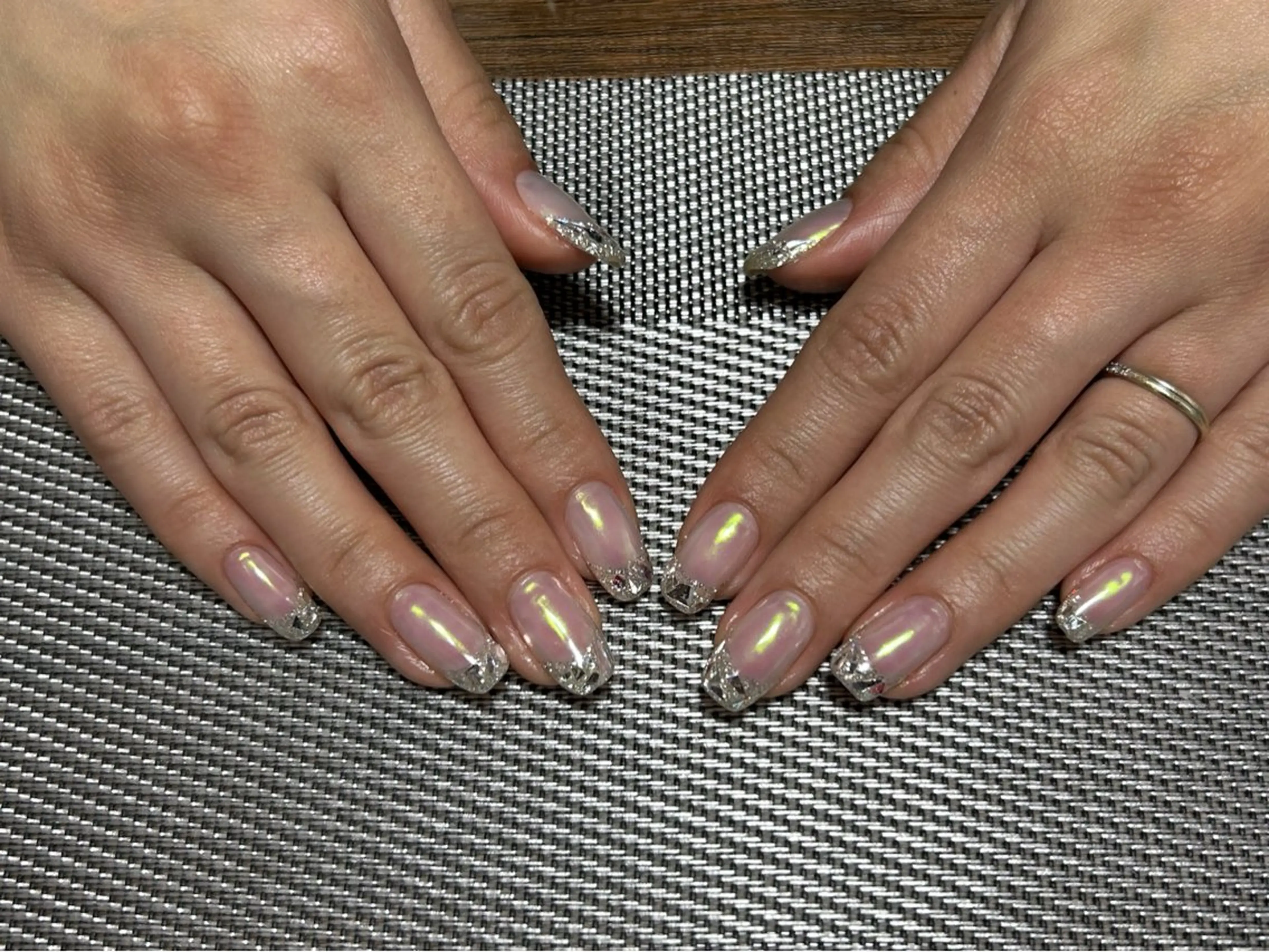 ネイル オーロラネイル フレンチネイル ガラスフレンチ ハンドネイル i nailのネイルデザイン