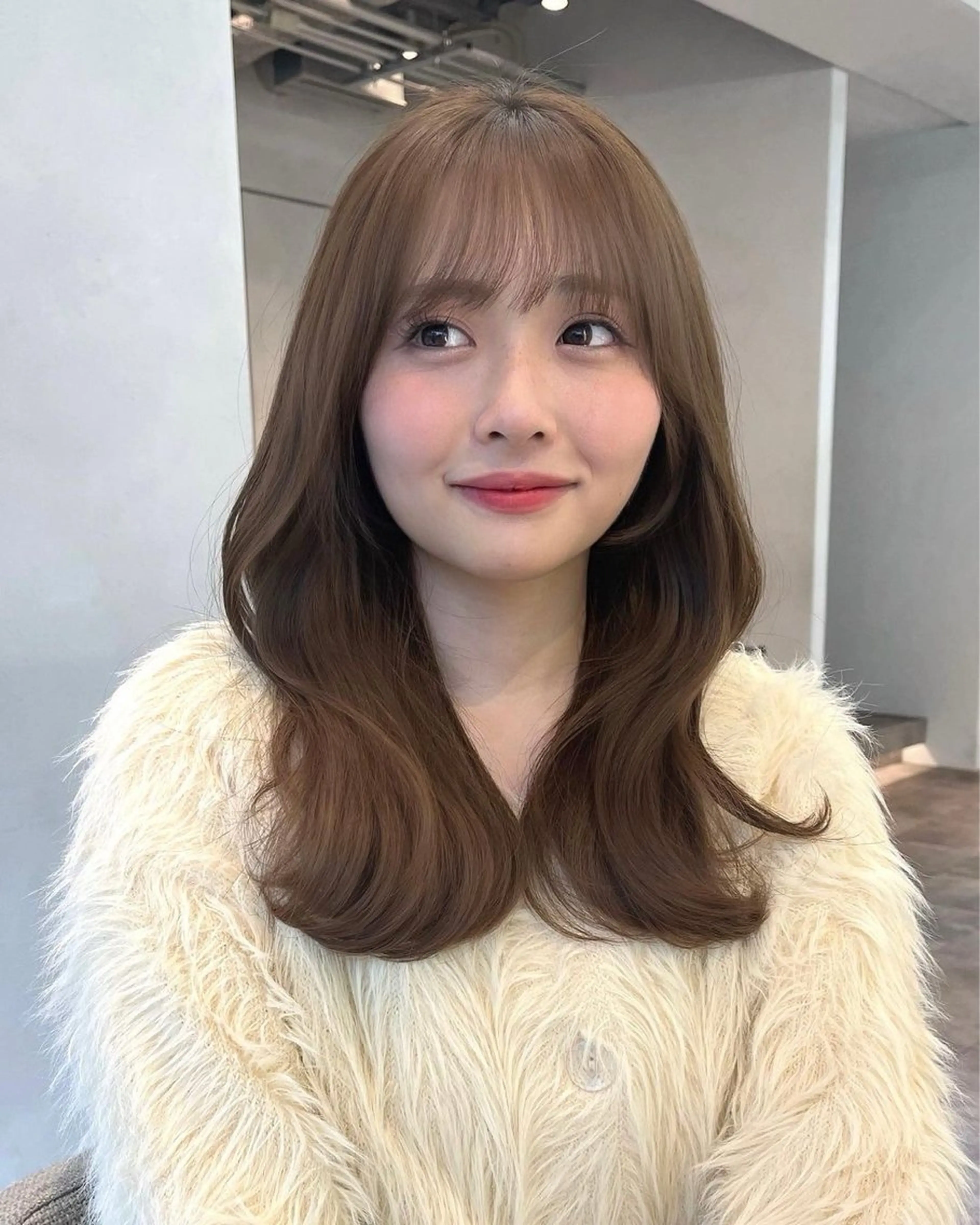 ミディアム 《期間限定無料》 ミディアムカット✂️のヘアスタイル