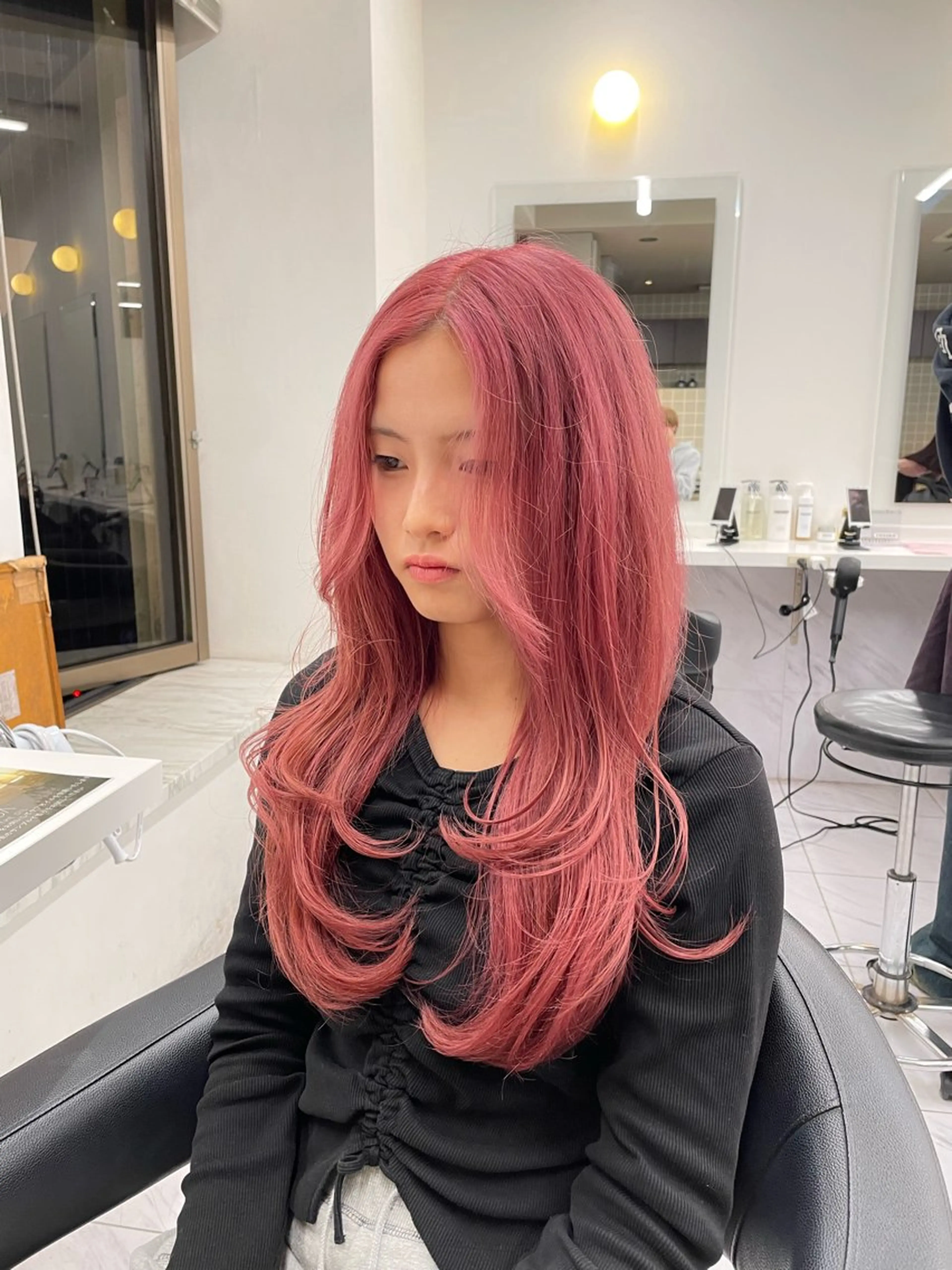 ロング カラー ベージュカラー ブリーチ 透明感カラー ダブルカラー ピンクカラー カット ヘアカラー 透明感🤍レイヤー ベージュ‎🤍ピンクのヘアスタイル