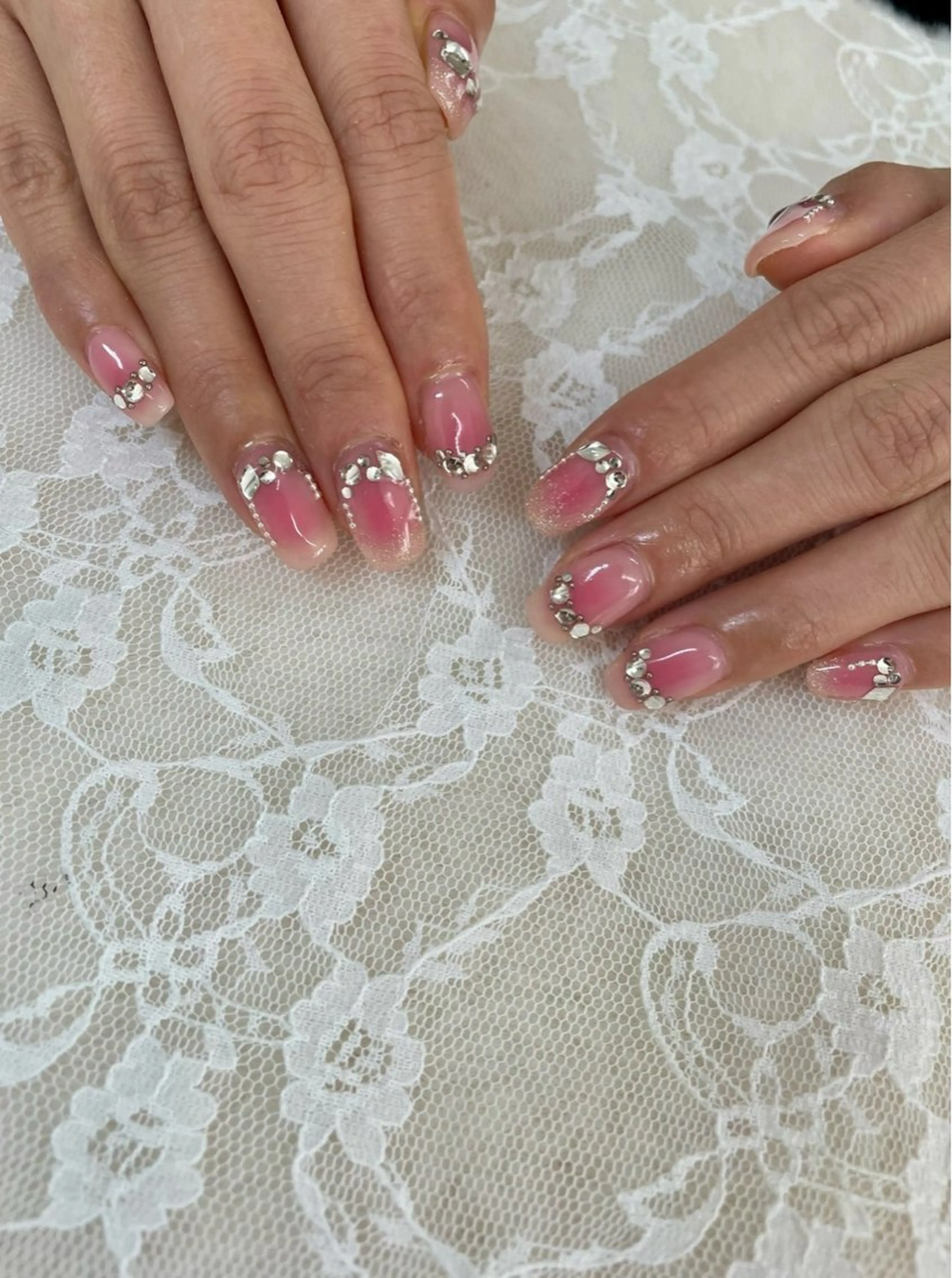 ネイル チークネイル キラキラネイル ストーンネイル ハンドネイル ハンドケア 心斎橋Salon Epokkuのネイルデザイン