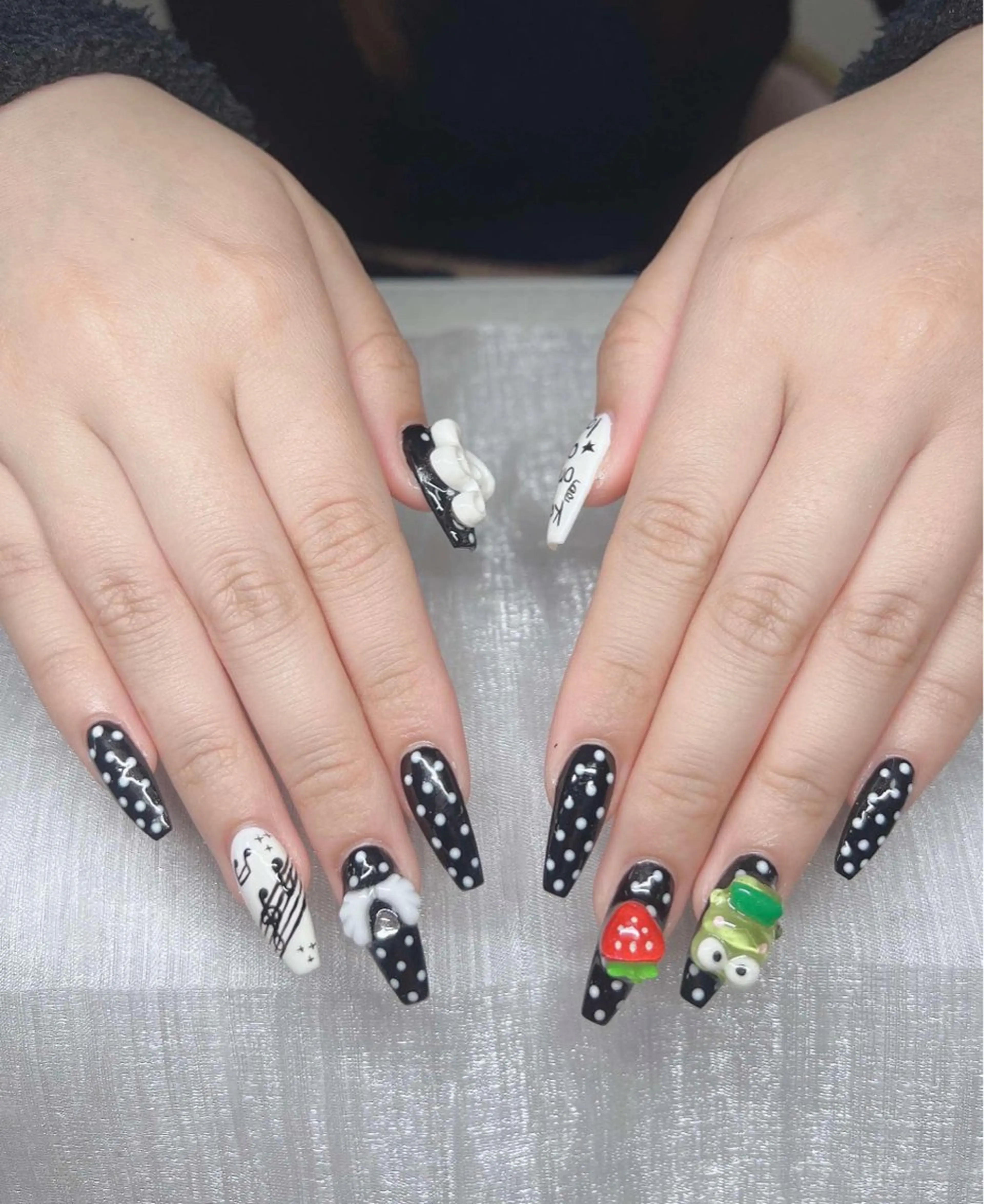 ネイル 長さ出し グラデーション キラキラネイル マグネットネイル ニュアンスネイル ハンドネイル Lee Ainのネイルデザイン