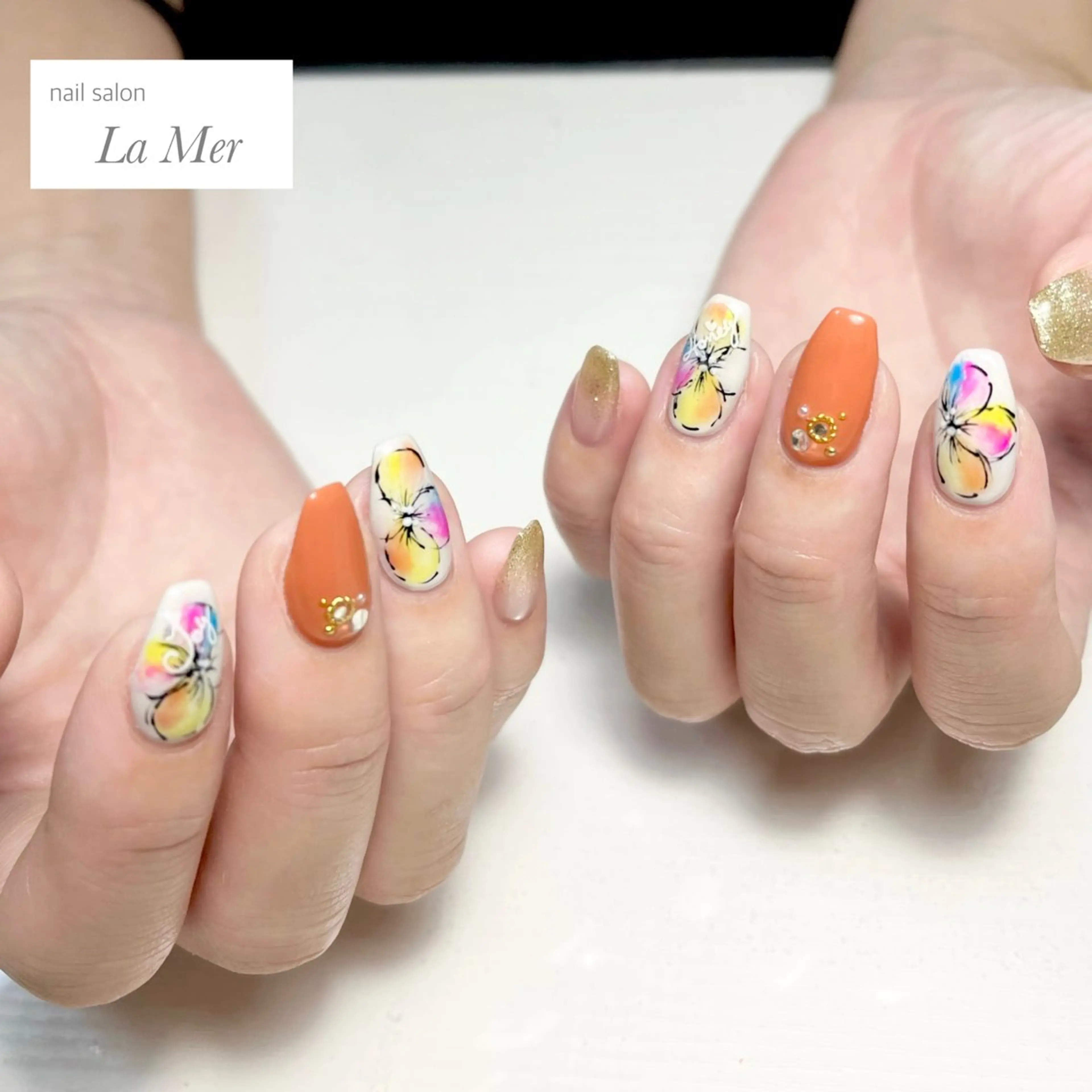 ネイル アートネイル フラワーネイル ゴールド オレンジ スクエアネイル ハンドネイル nailsalon La Merのネイルデザイン