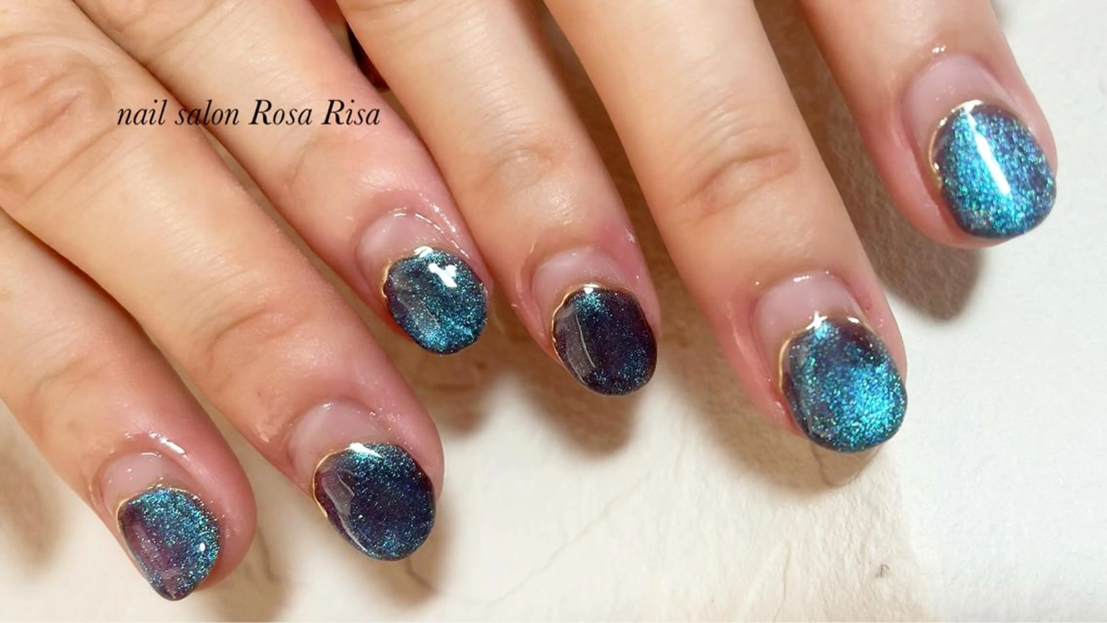 ミディアム ネイル ブルー フレンチネイル マグネットネイル マグネットフレンチ ネイルスタジオ シェイクユアハンズのネイルデザイン