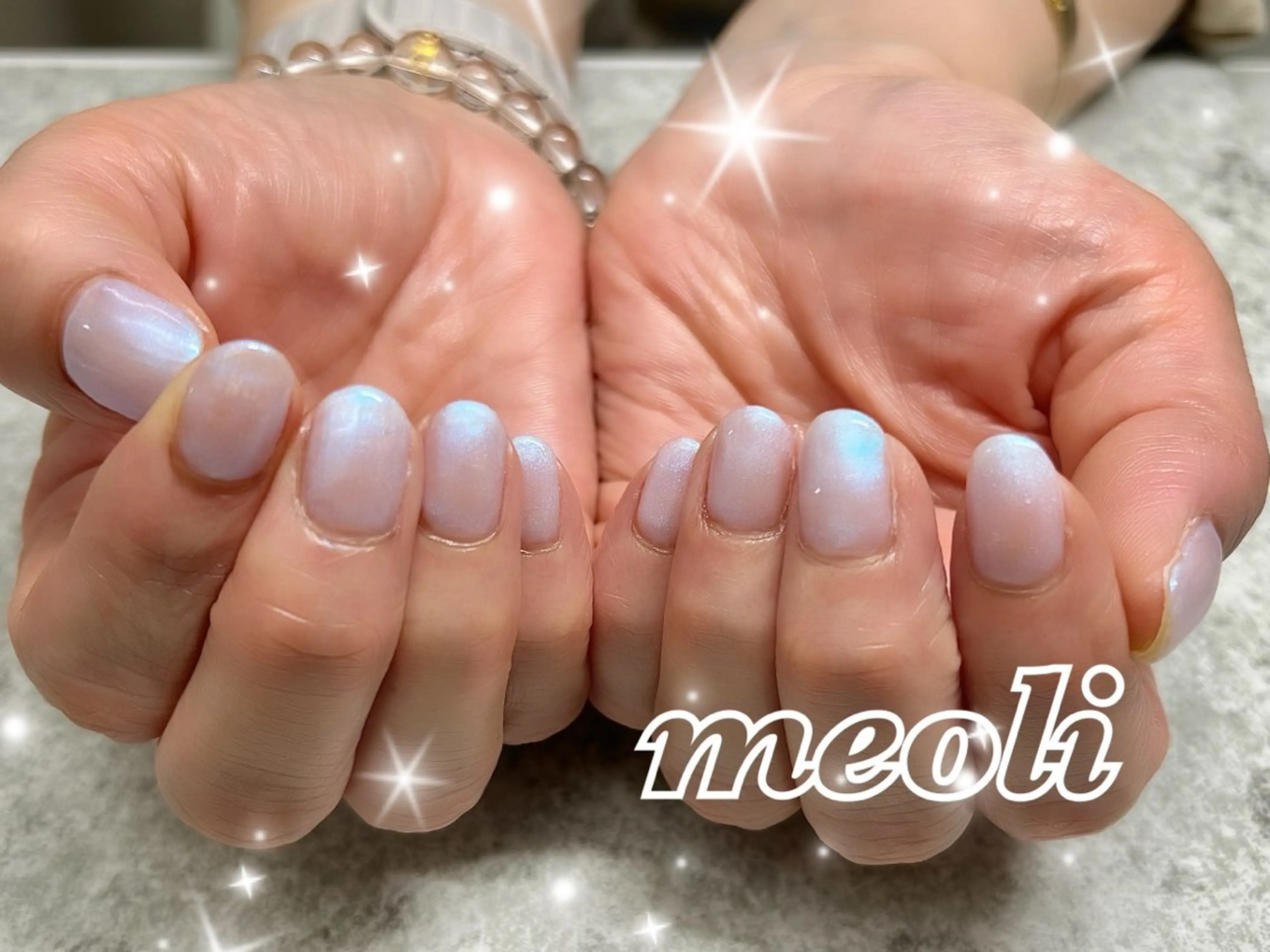 ネイル オーロラネイル ブルー ワンカラーネイル ホワイト ハンドネイル nail salon meoli　アヤのネイルデザイン