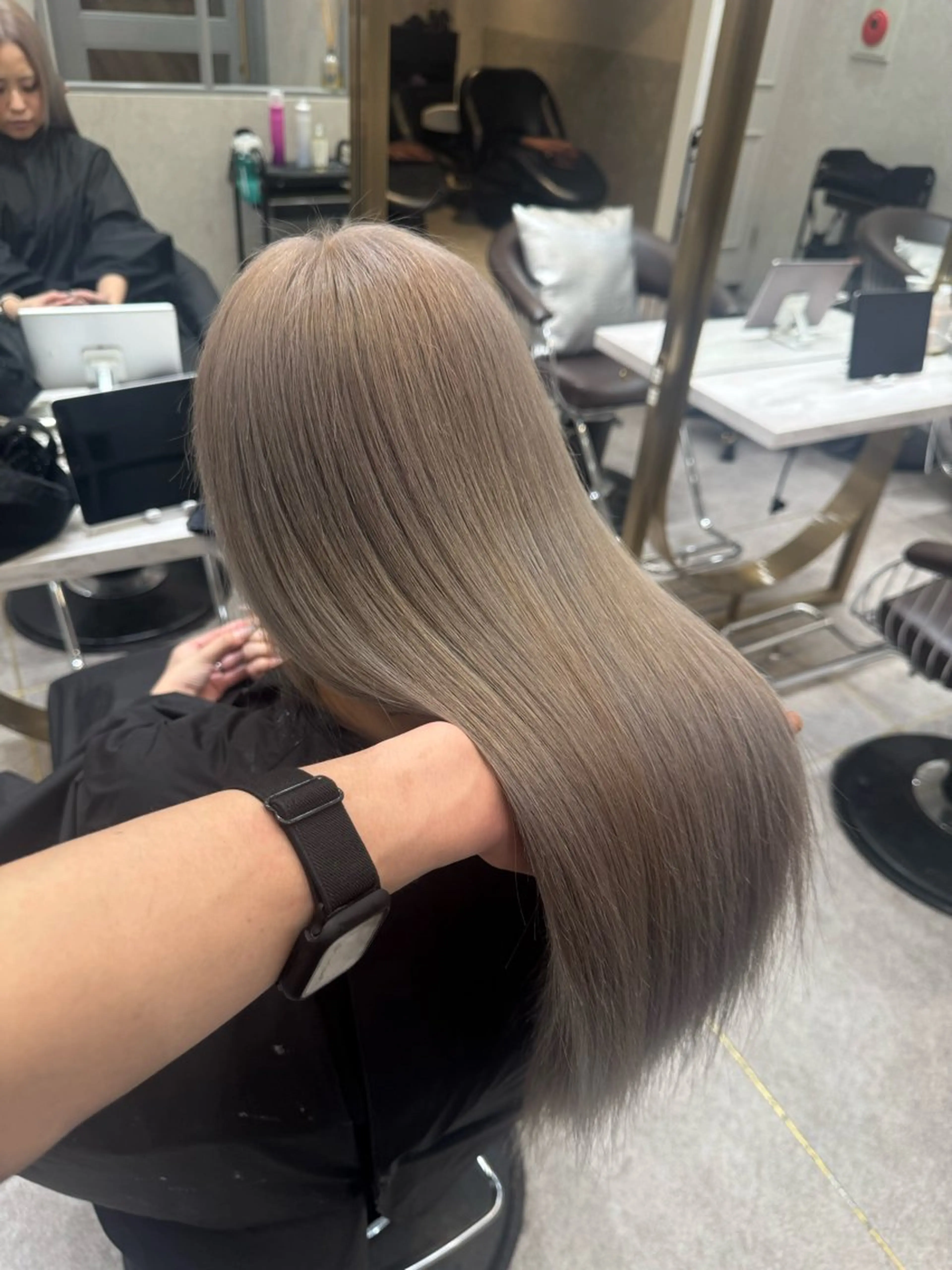 ロング ヘアカラー トリートメント Nanami / ベージュ/グレージュのヘアスタイル