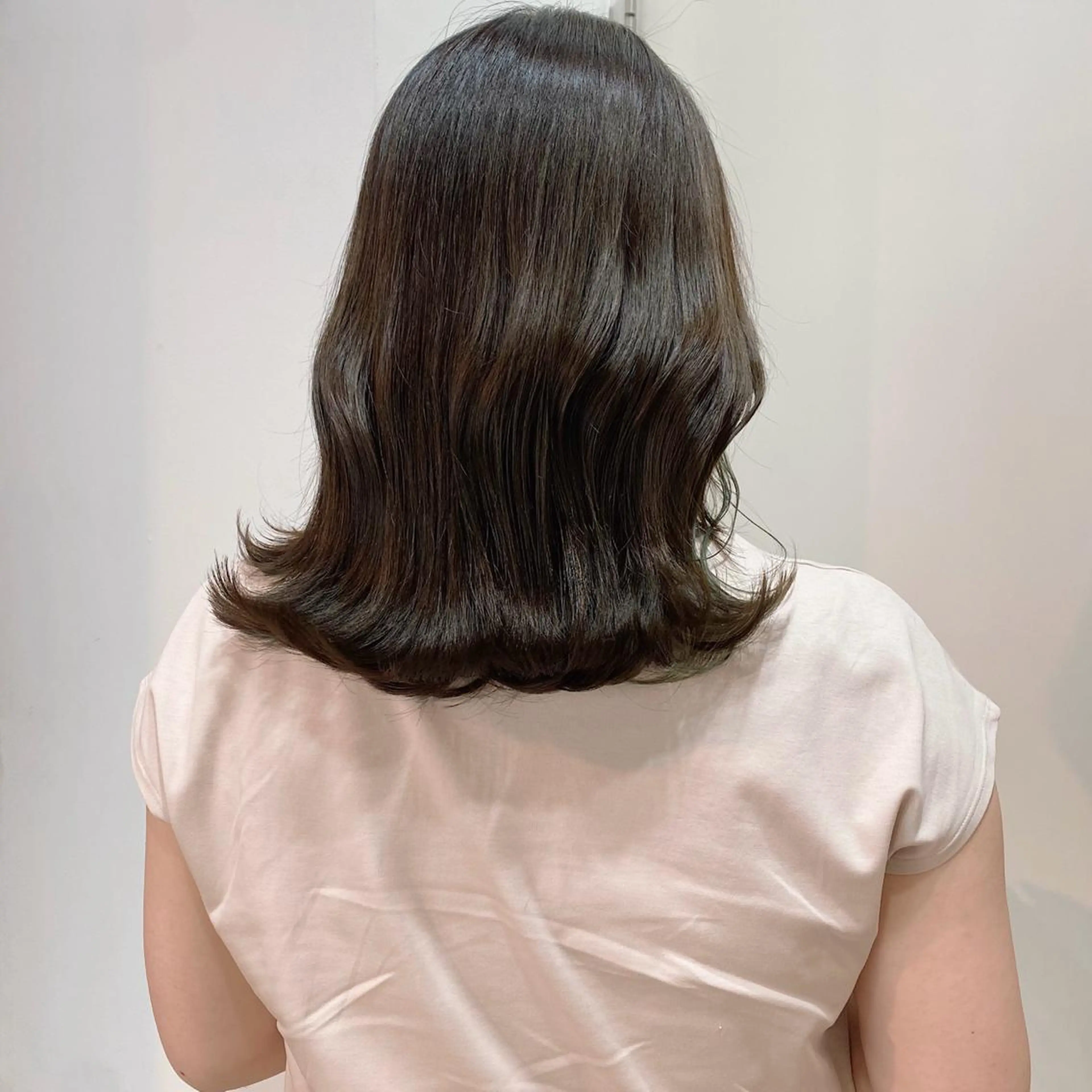 ミディアム カラー ヘアアレンジ グレージュ オリーブグレージュ オリーブグレー くびれヘア ブリーチなしカラー/ 髪質改善/寺門束のヘアスタイル