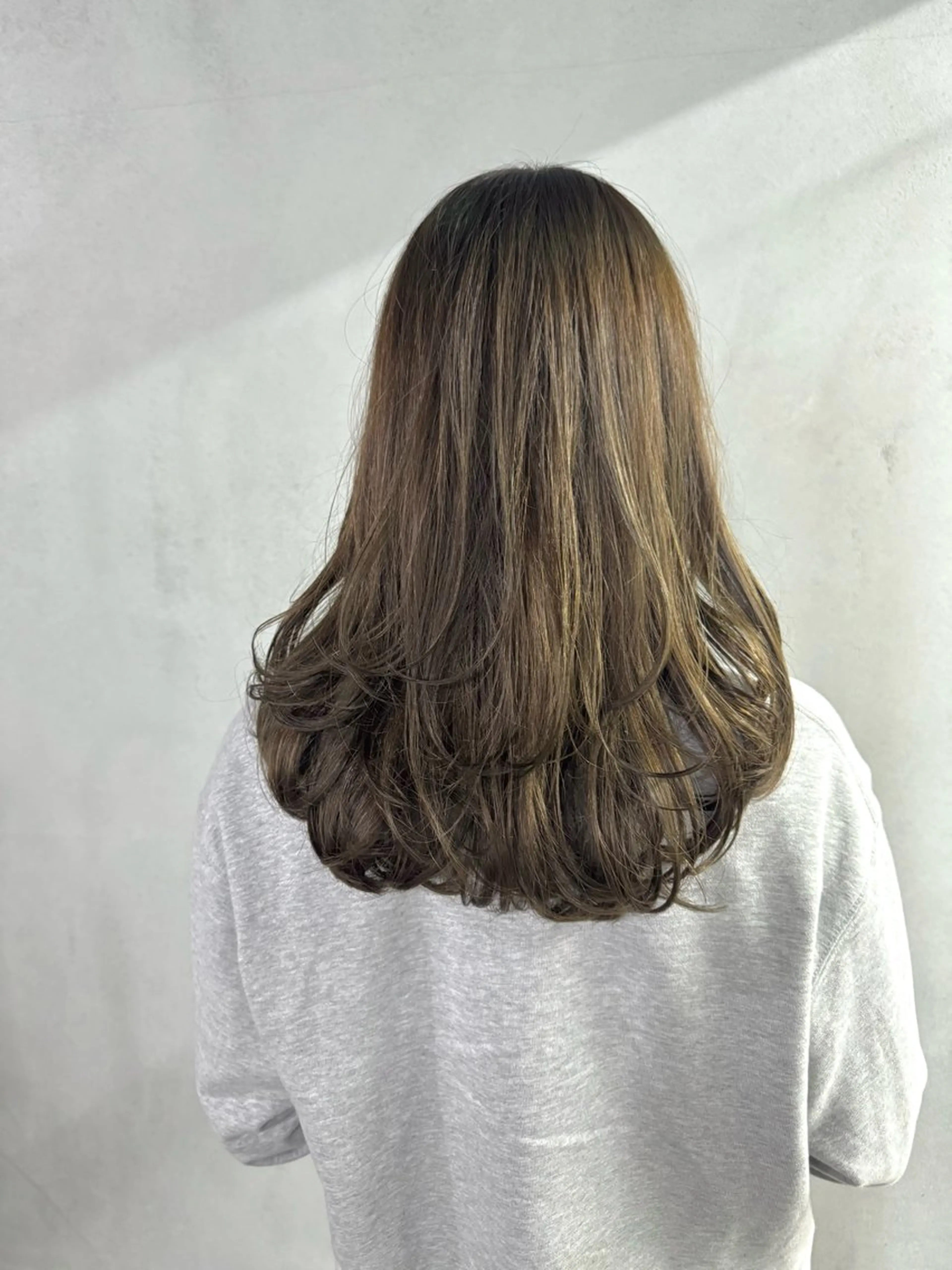 セミロング カラー ベージュカラー オリーブベージュ レイヤーカット カット ヘアカラー トリートメント #tag 佐藤璃美のヘアスタイル