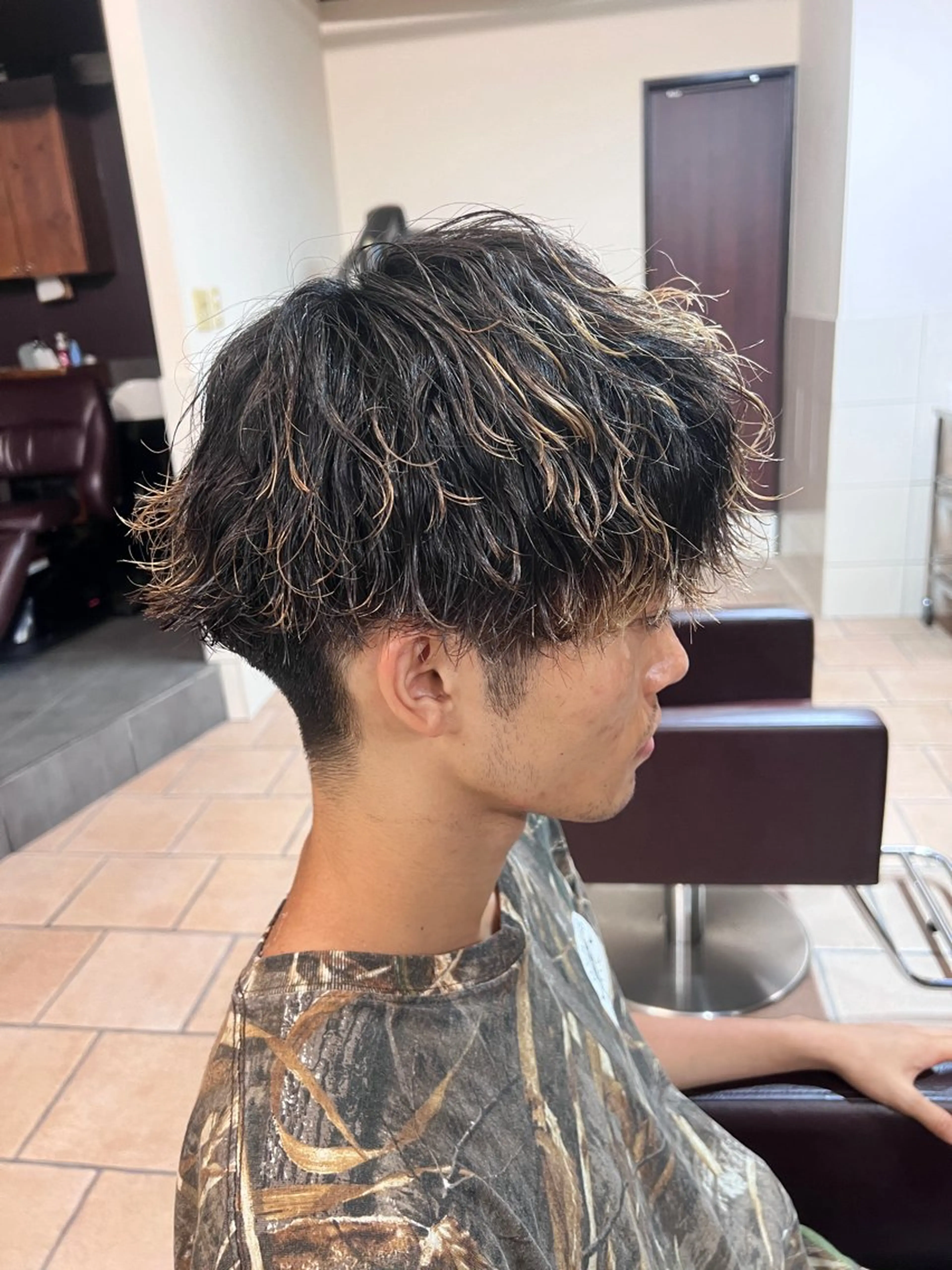 ミディアム パーマ メンズ ミディアムパーマ センターパート メンズハイライト メンズパーマ 波巻きパーマ カット パーマ メンズカットパーマ ✂️ JOYAのヘアスタイル