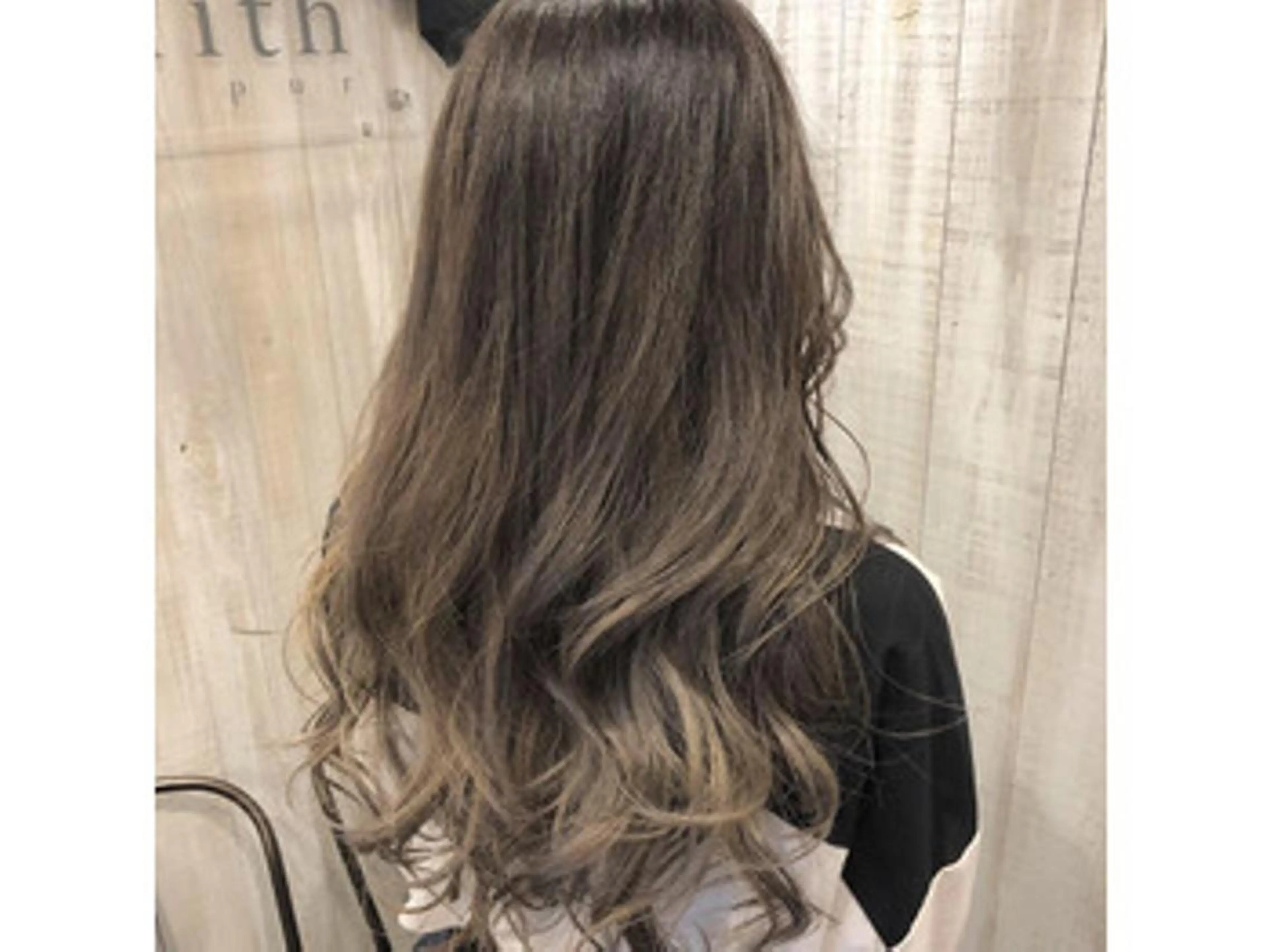 ロング 植田 彩のヘアスタイル