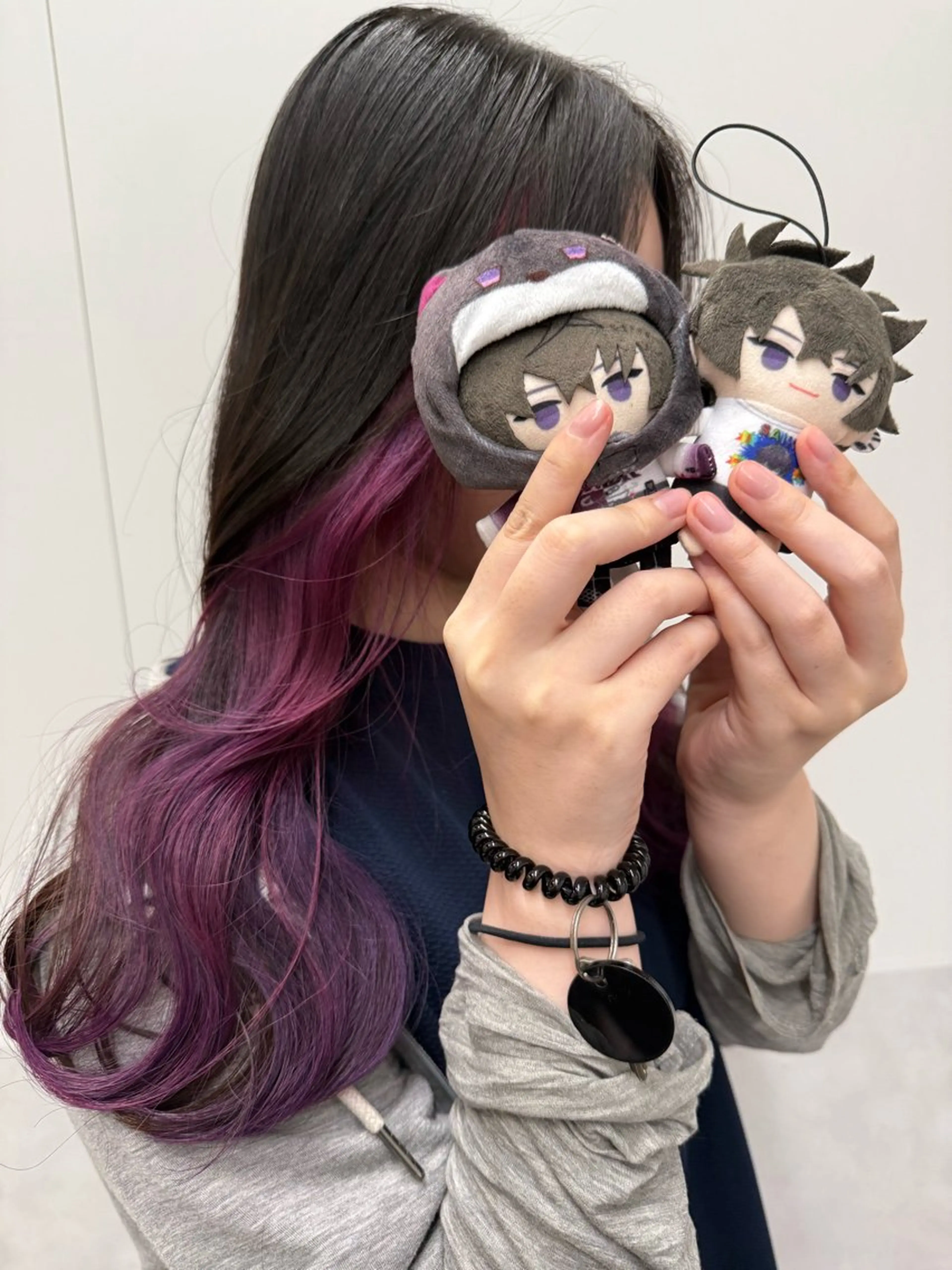 ミディアム カラー ボルドーカラー インナーカラー バイオレットカラー ヘアカラー インナーカラー 推し ブリーチ  髪質改善のヘアスタイル