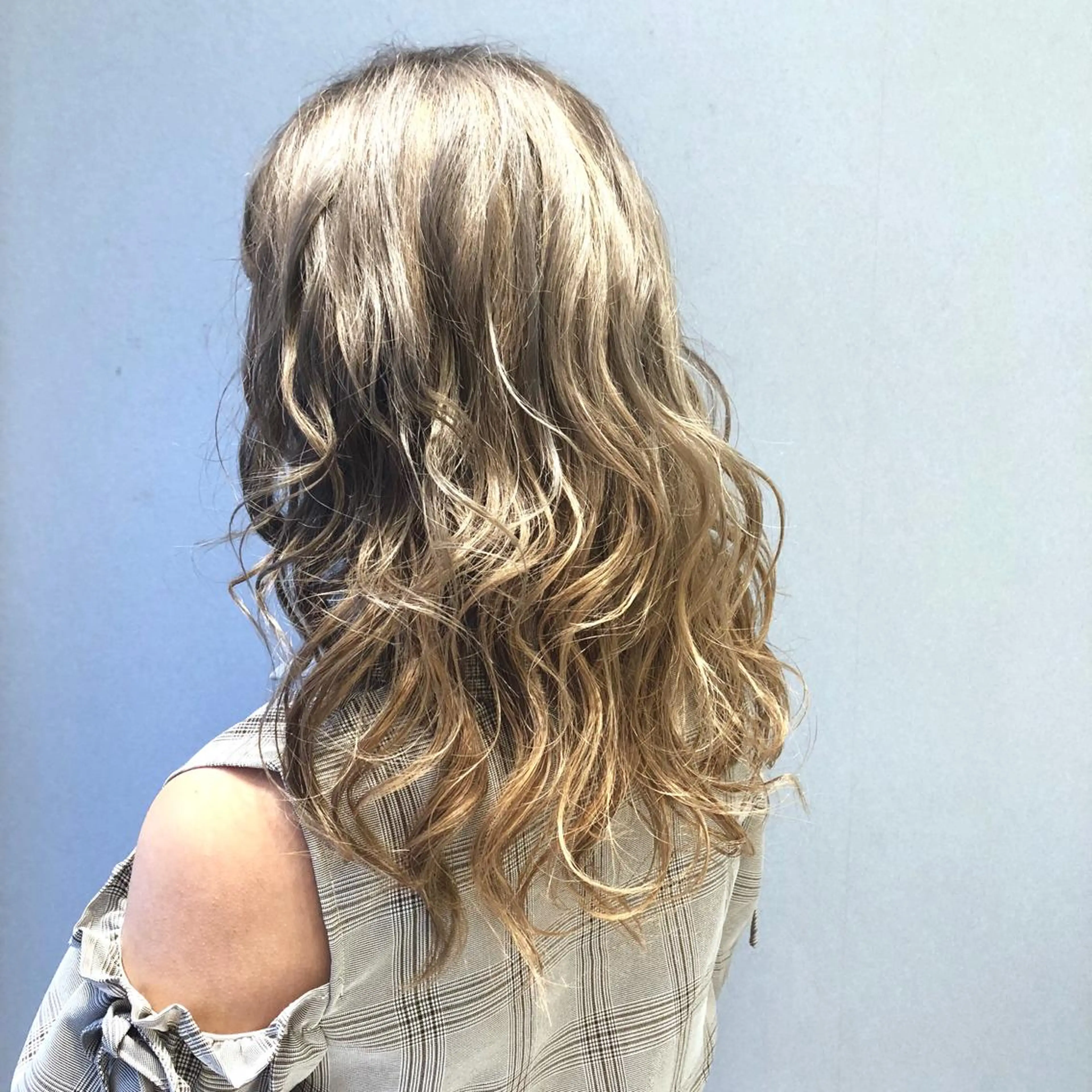 ロング カラー ベージュカラー ブリーチ ケアブリーチ イルミナカラー ミルクティーベージュ 🌈ぷる艶カラー🌈 髪質改善👑柳沼尚貴のヘアスタイル