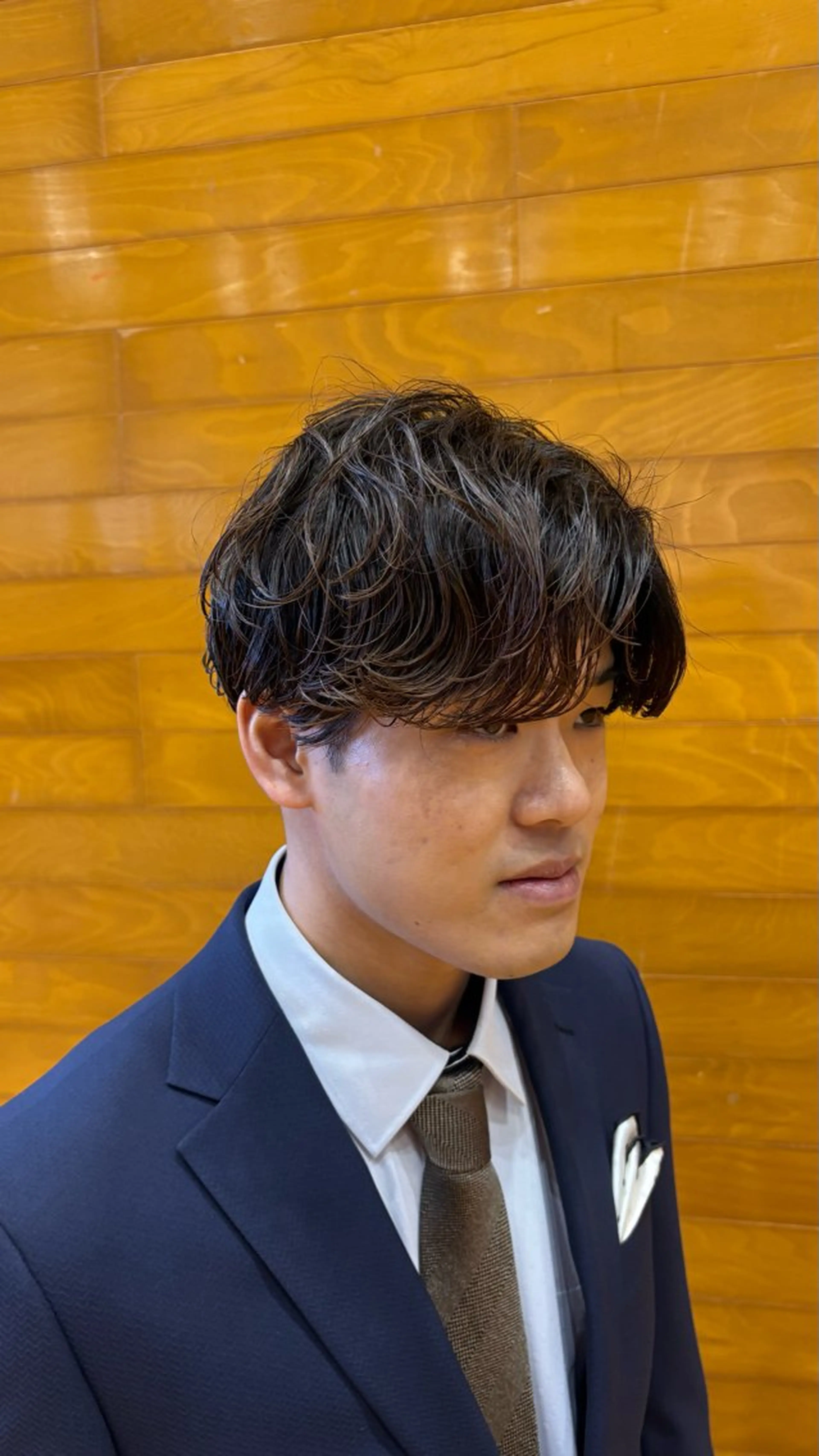 ミディアム カラー パーマ メンズ ミディアムパーマ センターパート メンズパーマ 高橋 周のヘアスタイル