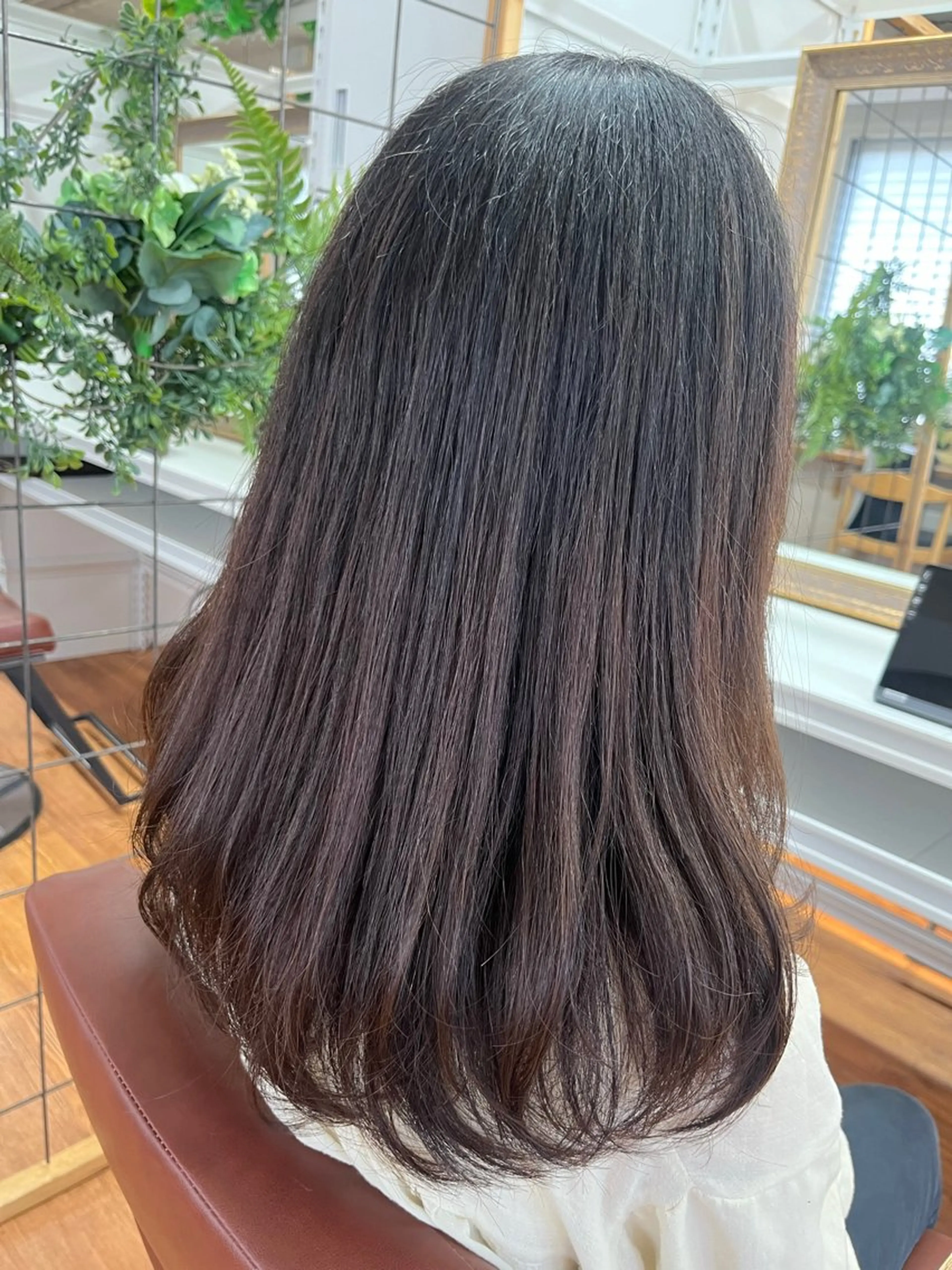 セミロング カラー 腰越 麻奈のヘアスタイル