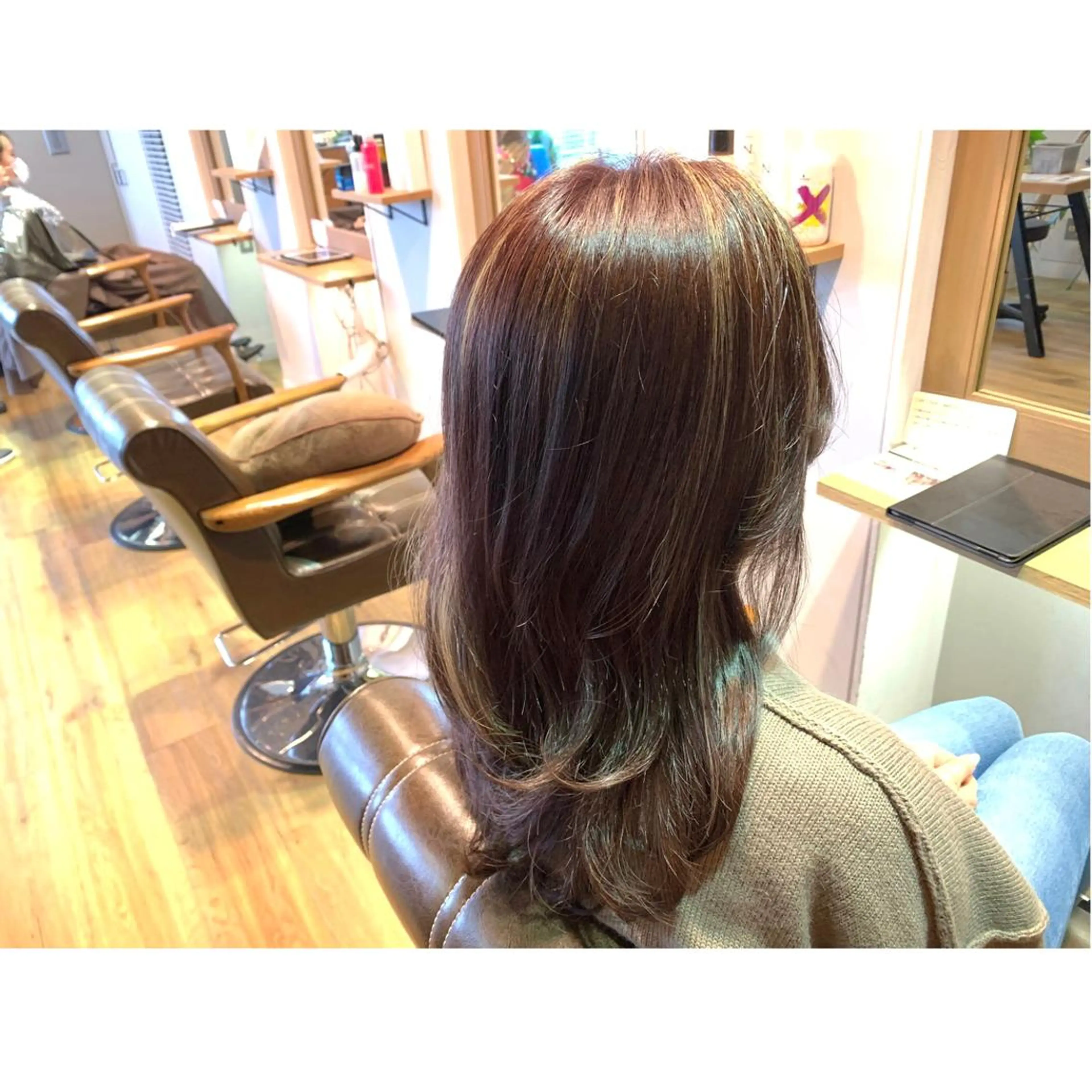 ロング カラー ベージュカラー ハイライトカラー ラベンダーカラー ラベンダーベージュ ハイライト ヘアカラー トリートメント ツキダテ ユイのヘアスタイル