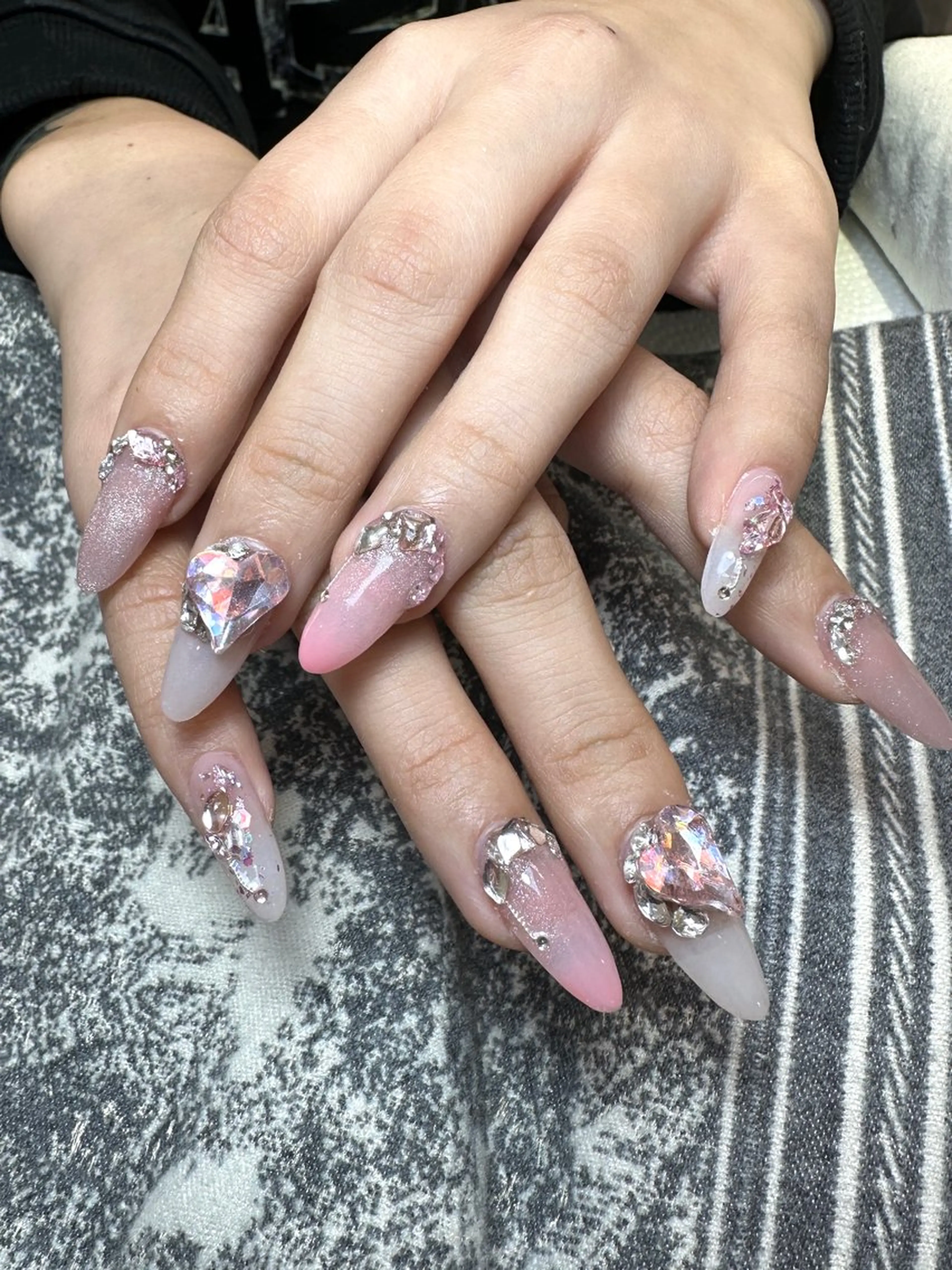 ネイル グラデーション キラキラネイル ピンク ホワイト ハンドネイル Umi nail& eyelash ゆみのネイルデザイン