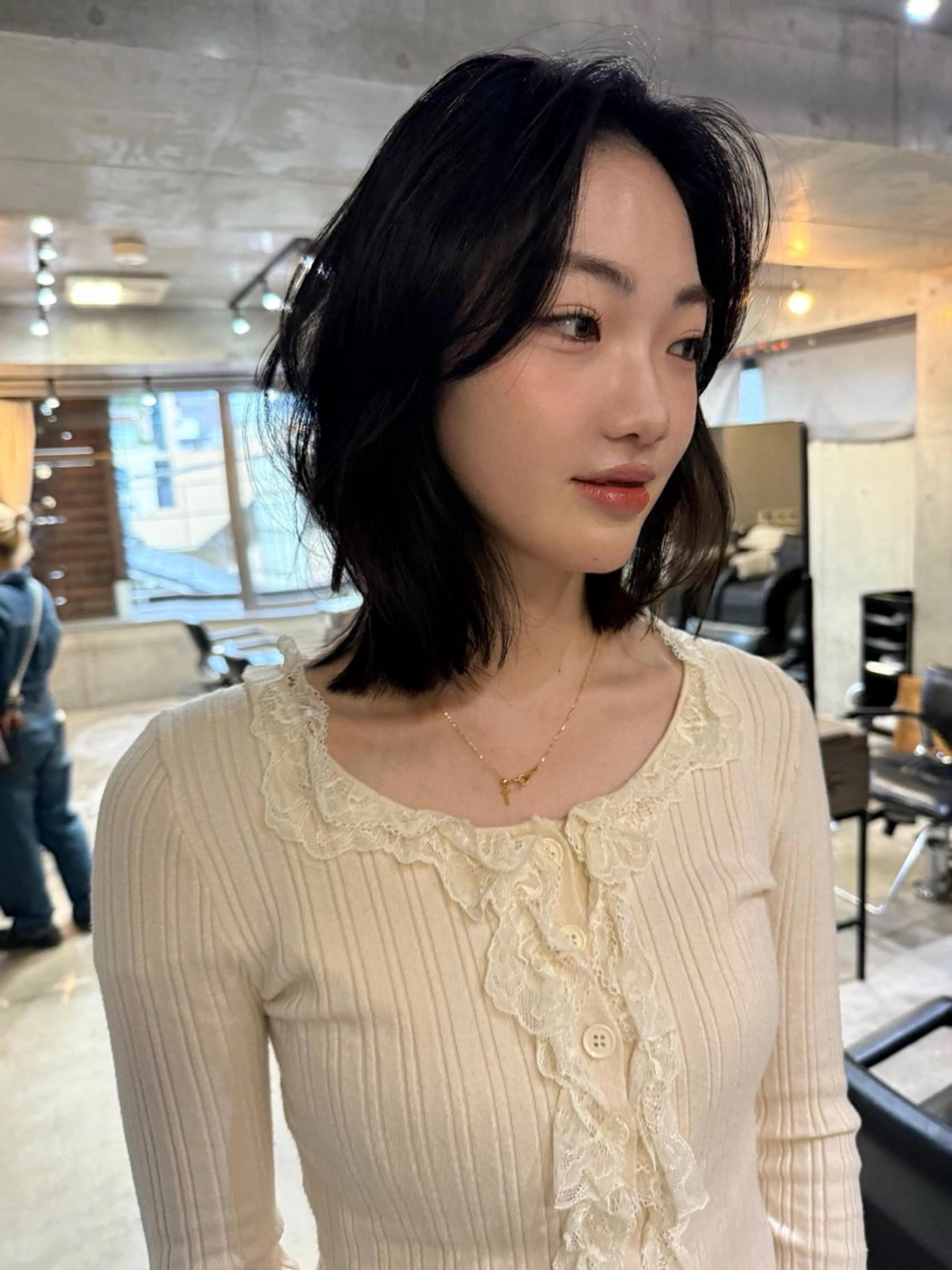 ミディアム ミディアムレイヤー ボブ くびれヘア かきあげバング レイヤーカット カット レイヤーカット\ウル フ　chinatsuのヘアスタイル