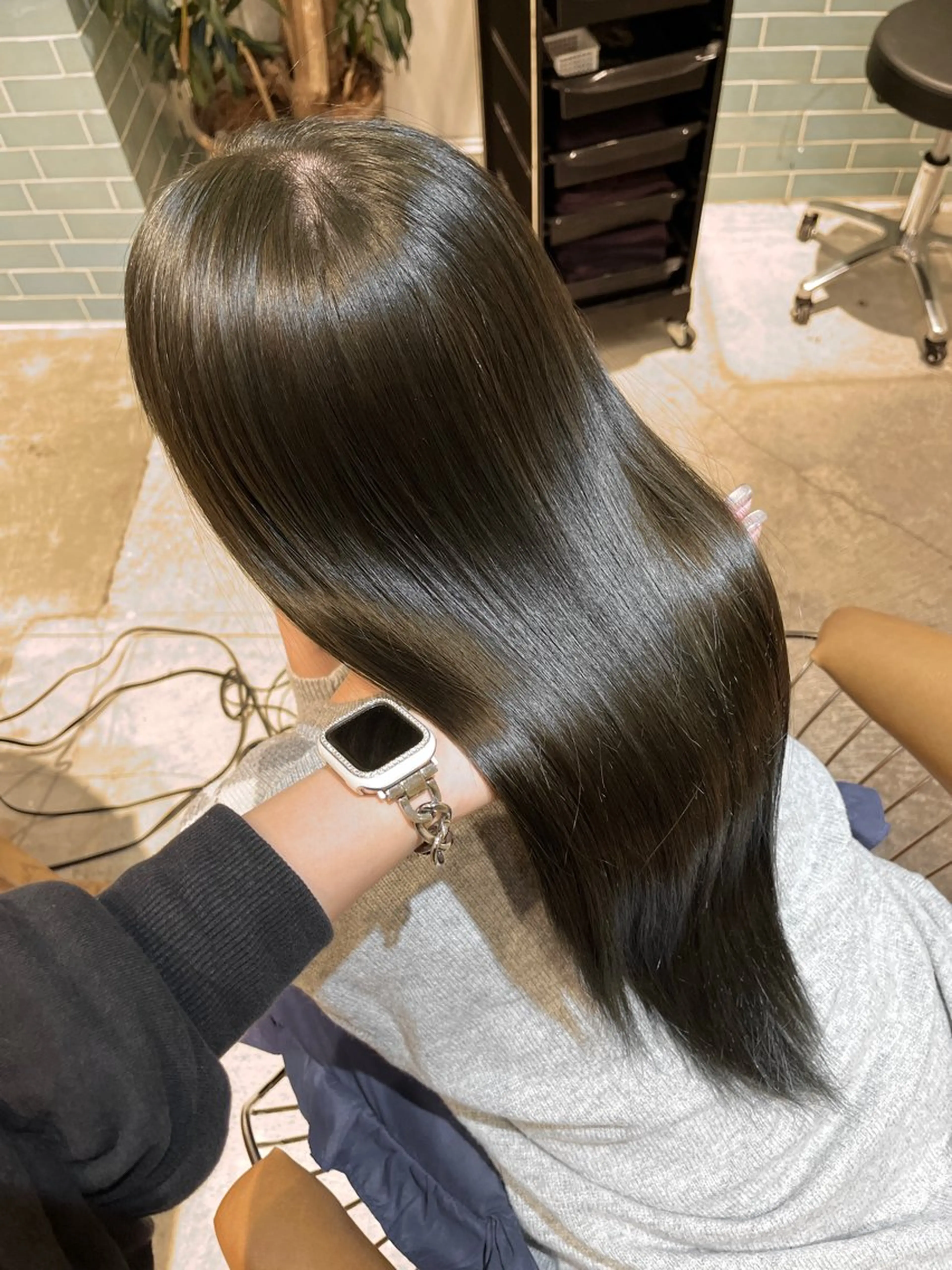 ロング カラー ベージュカラー ブリーチ グレージュ ブリーチなしカラー オリーブベージュ ヘアカラー トリートメント 髪質改善/縮毛矯正/ レイヤーカットななこのヘアスタイル