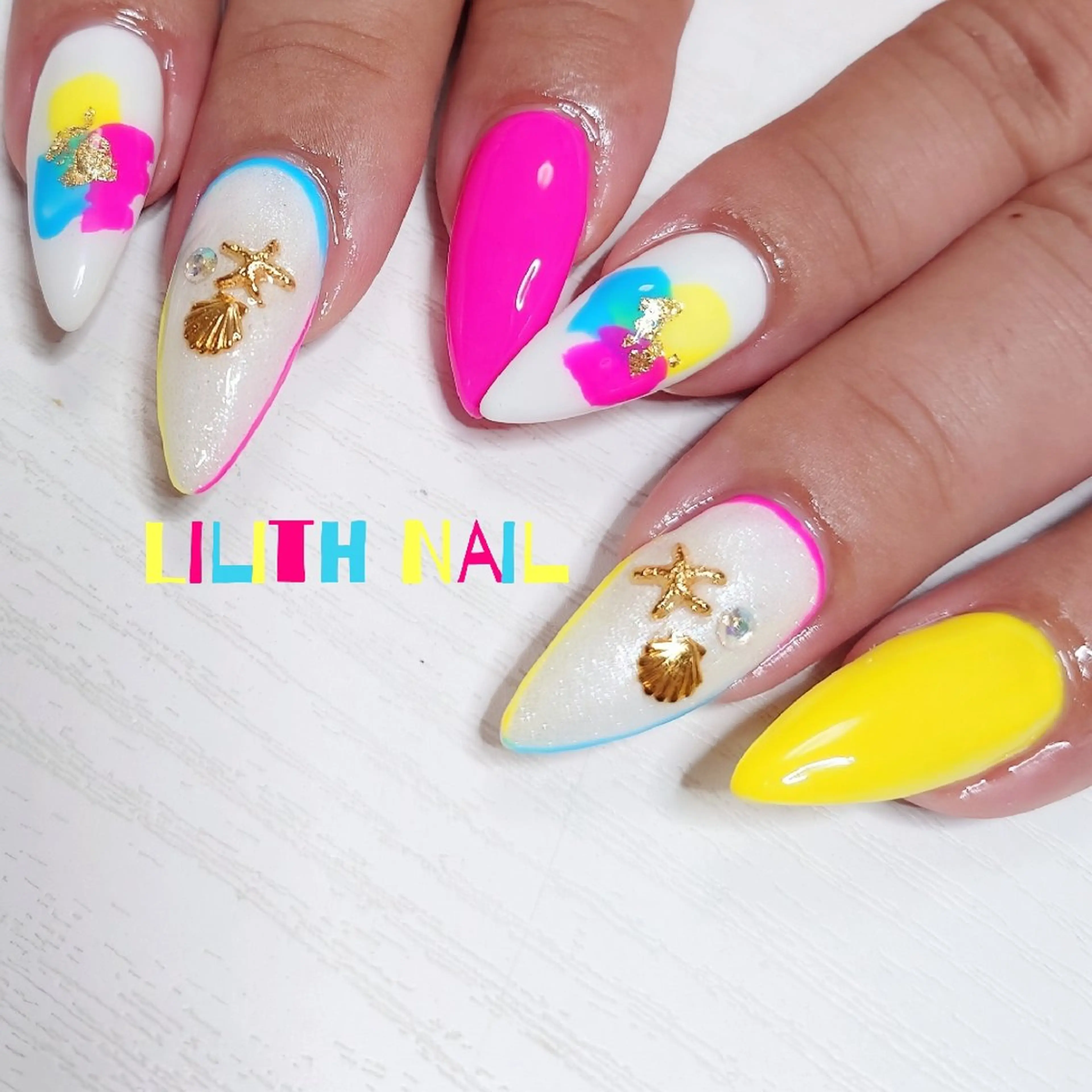 ネイル ストーンネイル ハンドネイル Lilith Nailのネイルデザイン