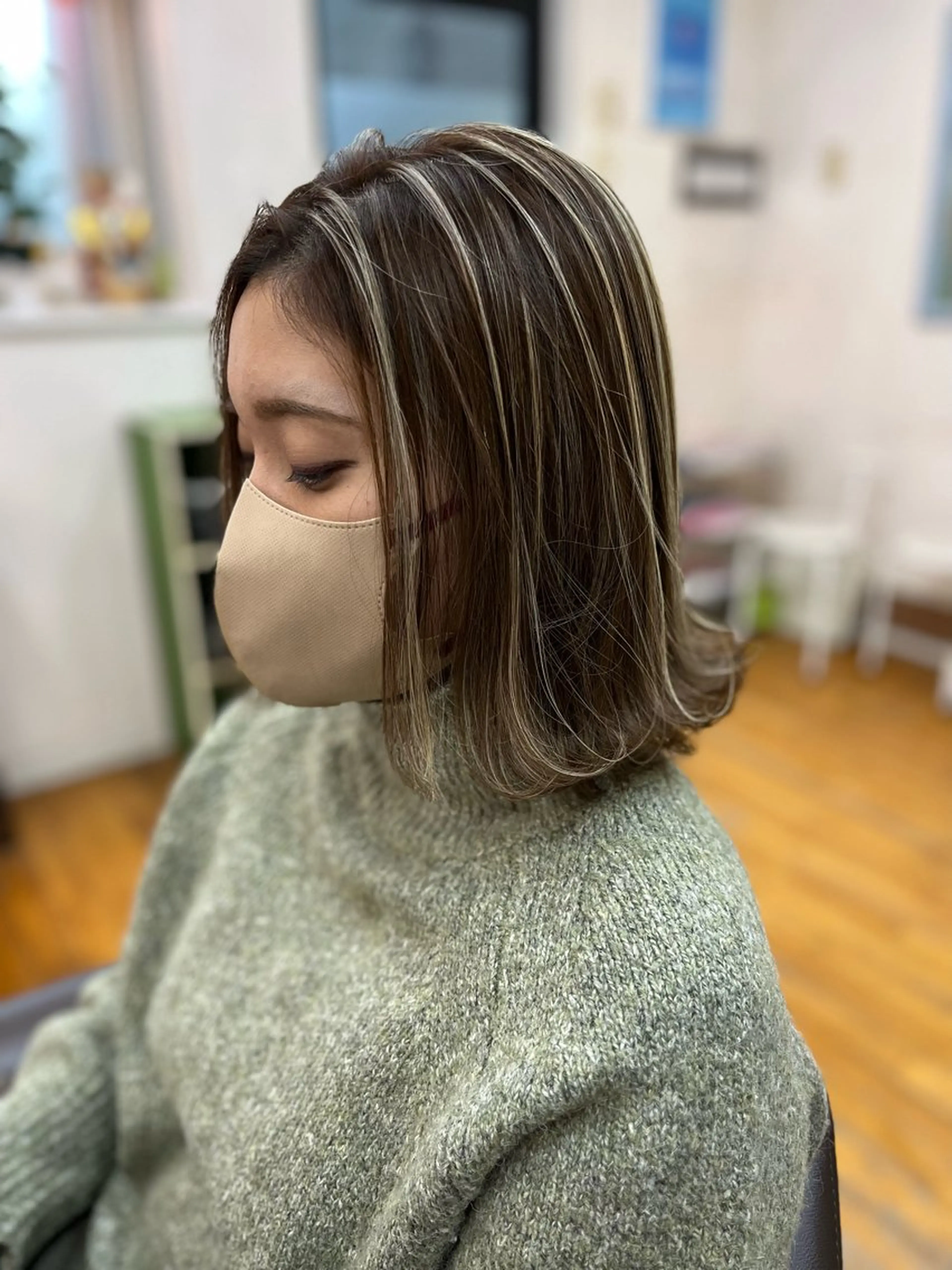 ミディアム カラー グレージュ ハイライトカラー ミルクティーグレージュ 3Dハイライト ハイライト ヘアカラー 三輪 太一のヘアスタイル