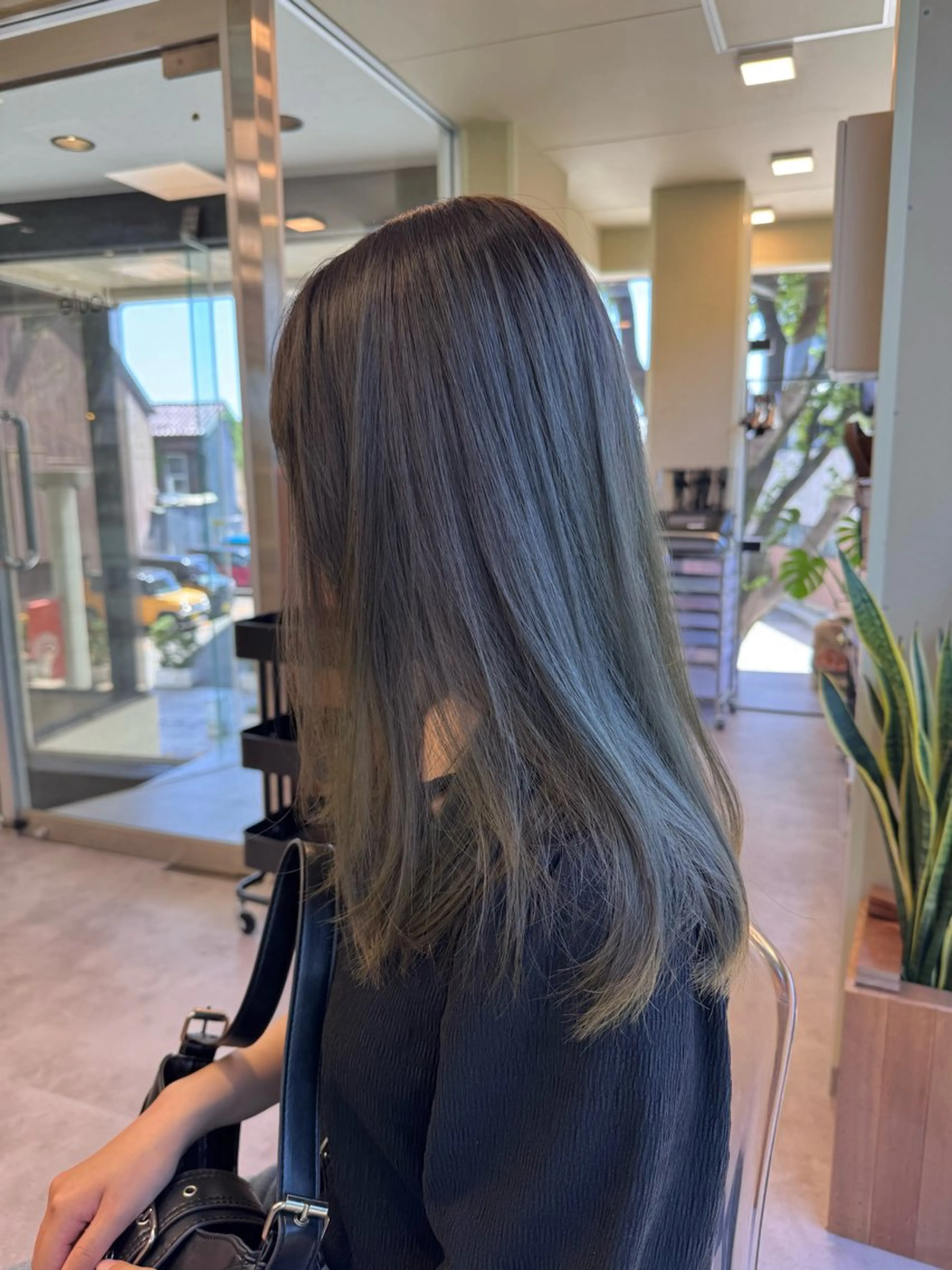 ミディアム カラー カット ヘアカラー ナチュラルに目を惹く デザイン/KOHNOのヘアスタイル