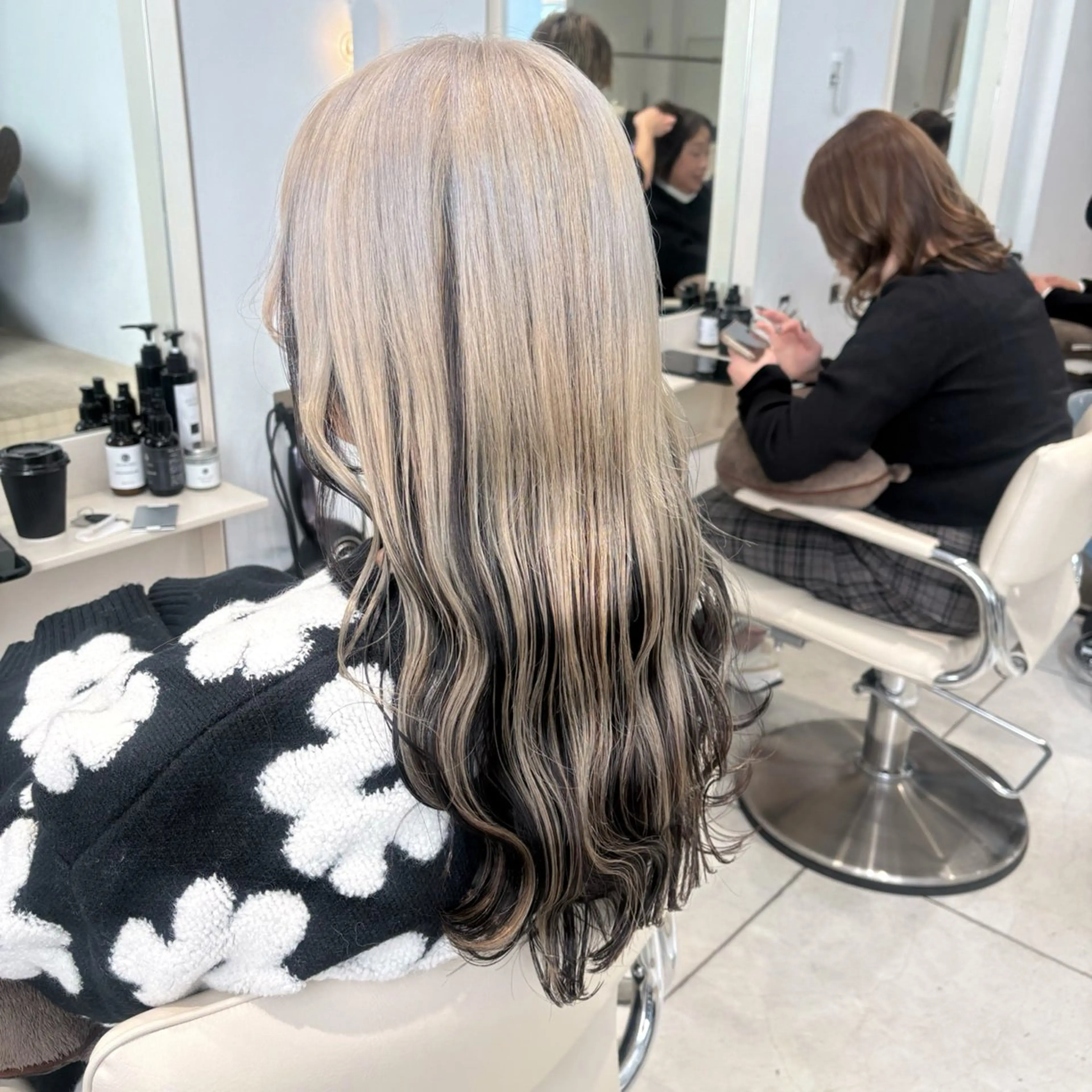 ミディアム カラー ベージュカラー ブロンド デザインカラー ダブルカラー ハイトーンカラー ヘアカラー トリートメント ヘッドスパ ヘアセット カジュアルを女っぽく 𝗮𝘆𝗮𝗰𝗼のヘアスタイル