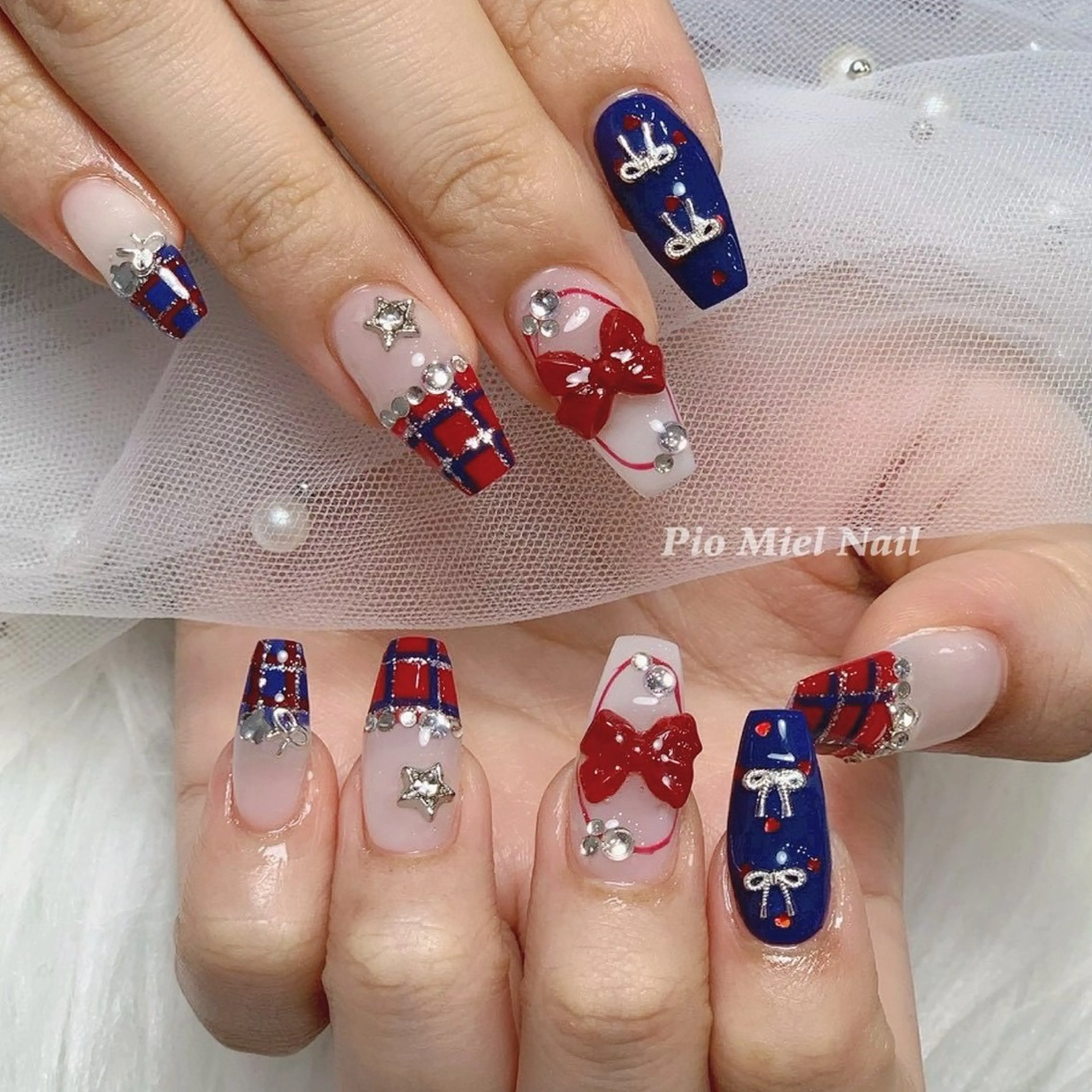 ネイル ガーリー ネイビー リボン ワンホンネイル 冬ネイル ハンドネイル HANA 長さだしのネイルデザイン