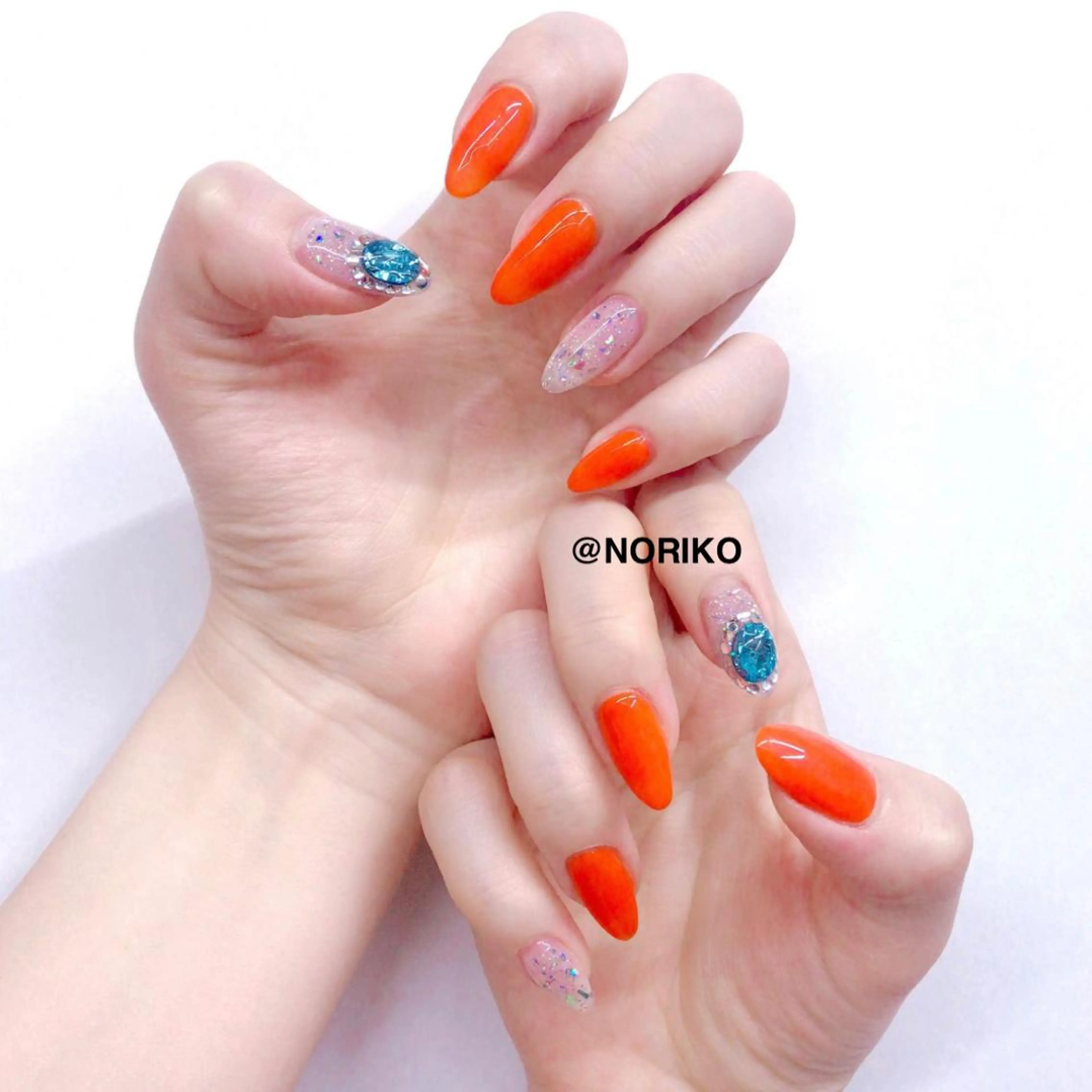 ロング カラー メンズ ネイル オレンジ アートネイル キラキラネイル オレンジ ストーンネイル TIARA💅🏻 NORIKOのネイルデザイン