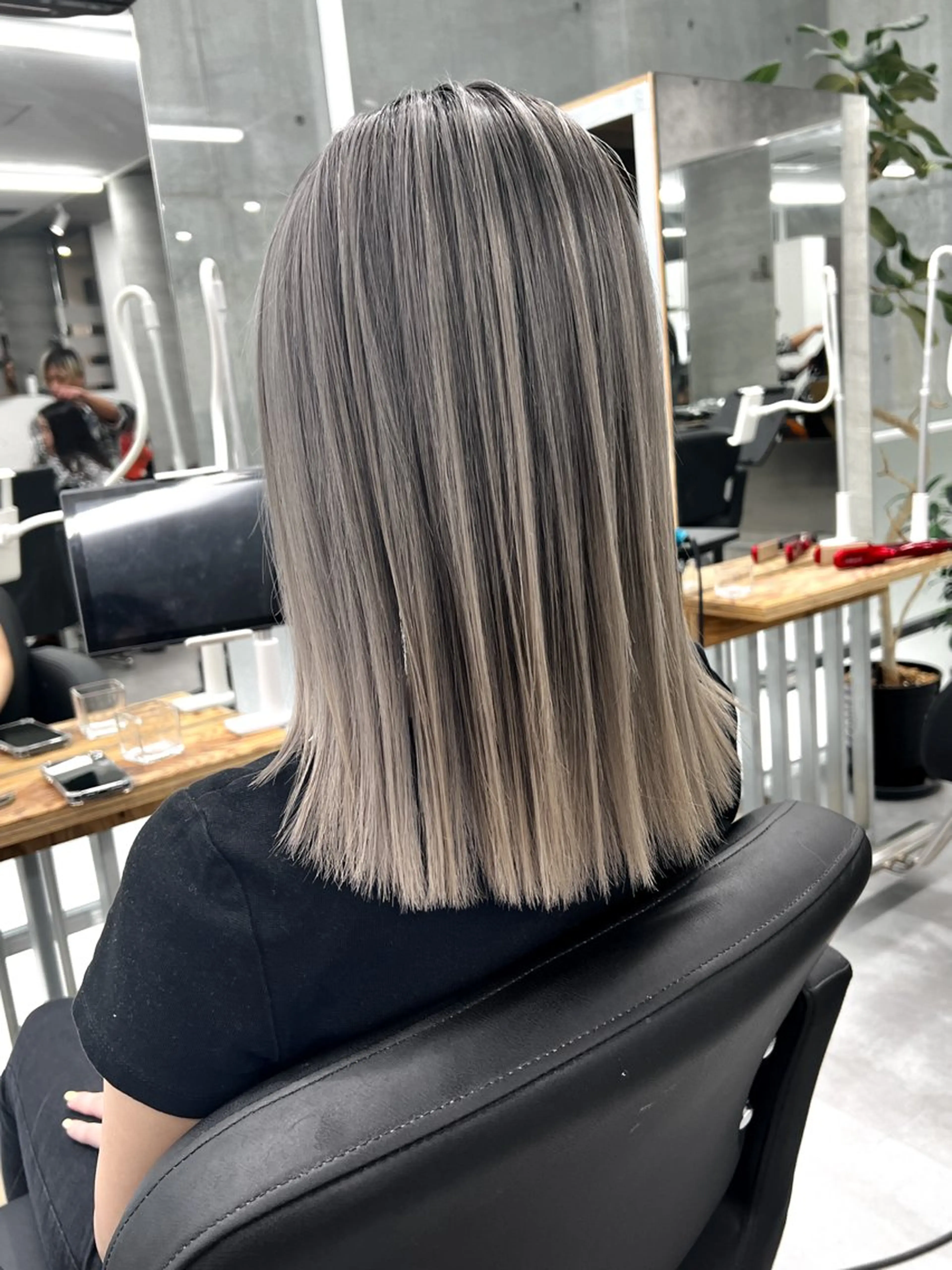 セミロング カラー バレイヤージュ ブリーチ レイヤーカット welring hair salonのヘアスタイル