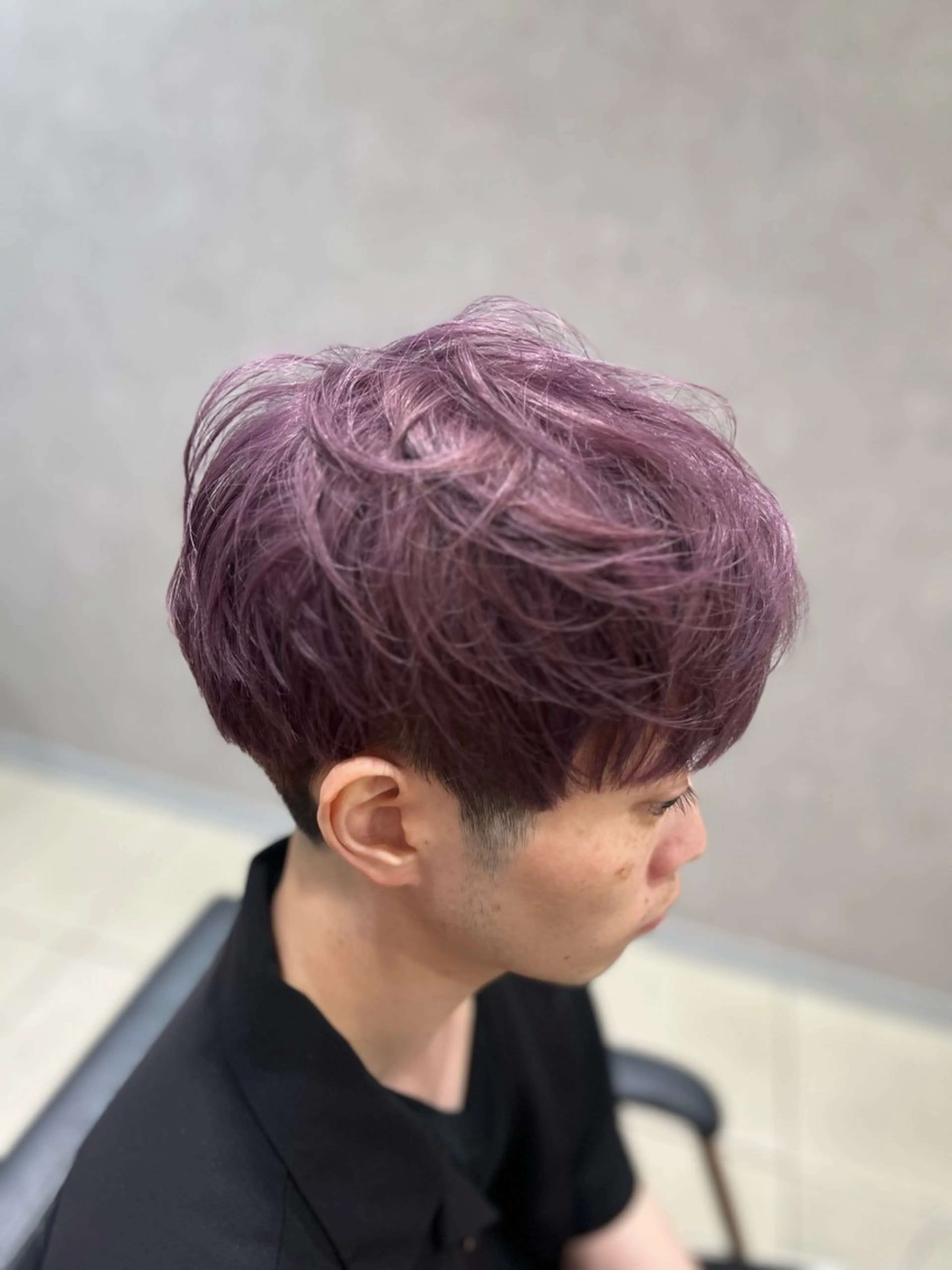 ショート カラー メンズ メンズブリーチ ブリーチ ラベンダーカラー パープルカラー カット ヘアカラー 巖本 真希のヘアスタイル