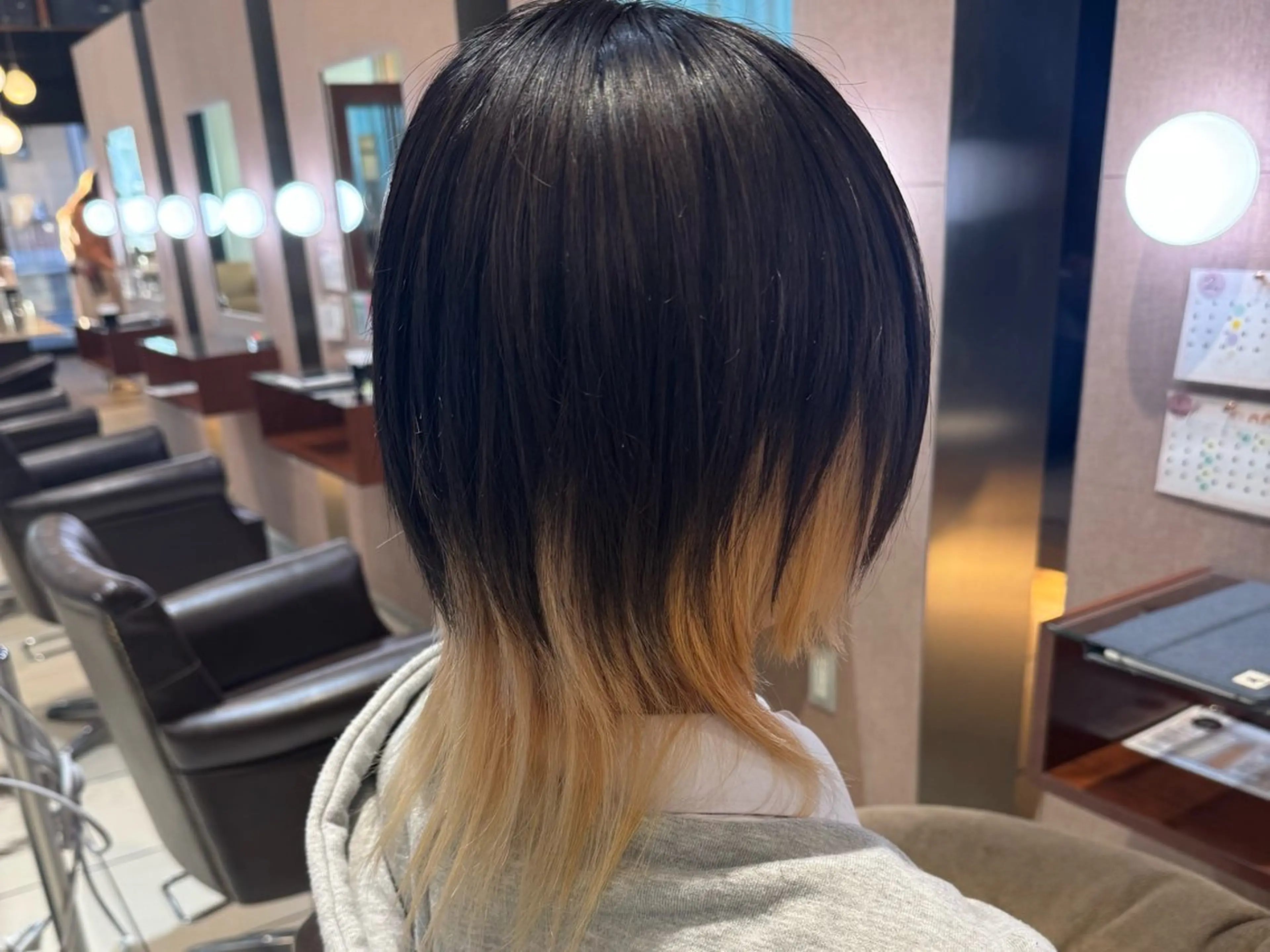 セミロング カラー 抜きっぱなしブロンド ウルフカット ヘアカラー 吉長 彩香のヘアスタイル