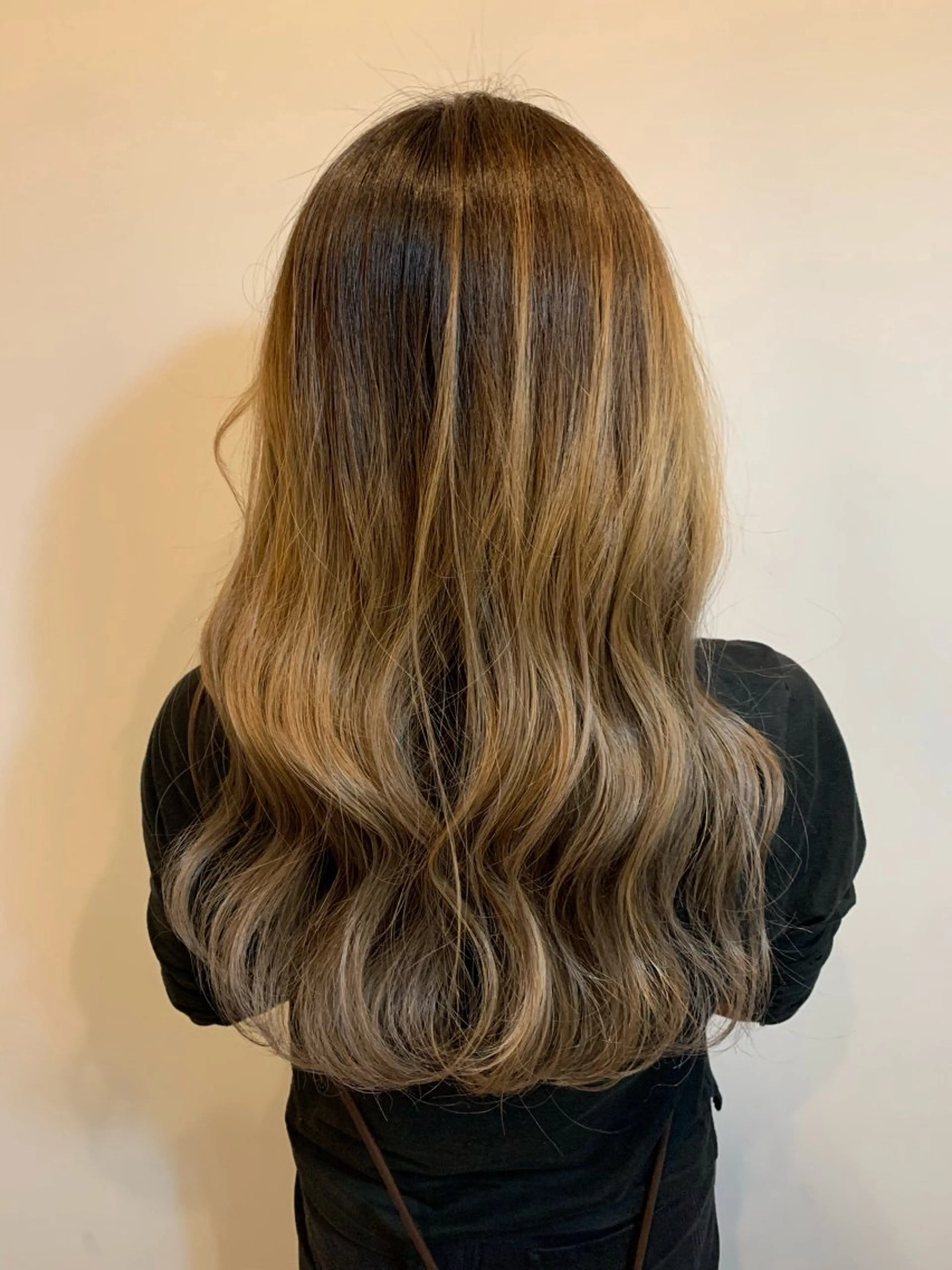 ロング カラー バレイヤージュ ブリーチ グレージュ ミルクティーグレージュ レイヤーカット ユージ / ケアブリーチ/透明感のヘアスタイル
