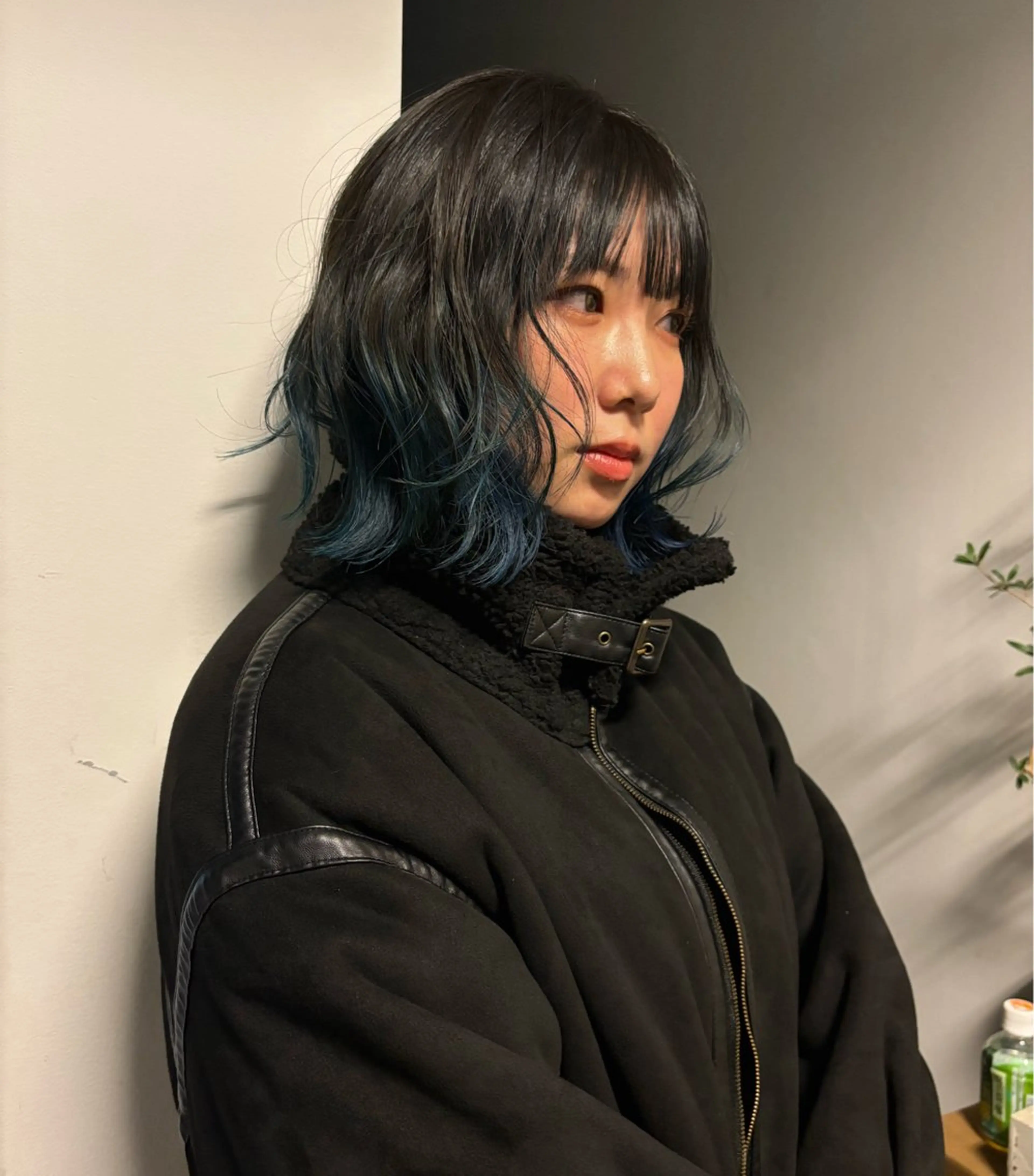 ミディアム カラー ブルーカラー ファッションに 溶け込むstyleのヘアスタイル