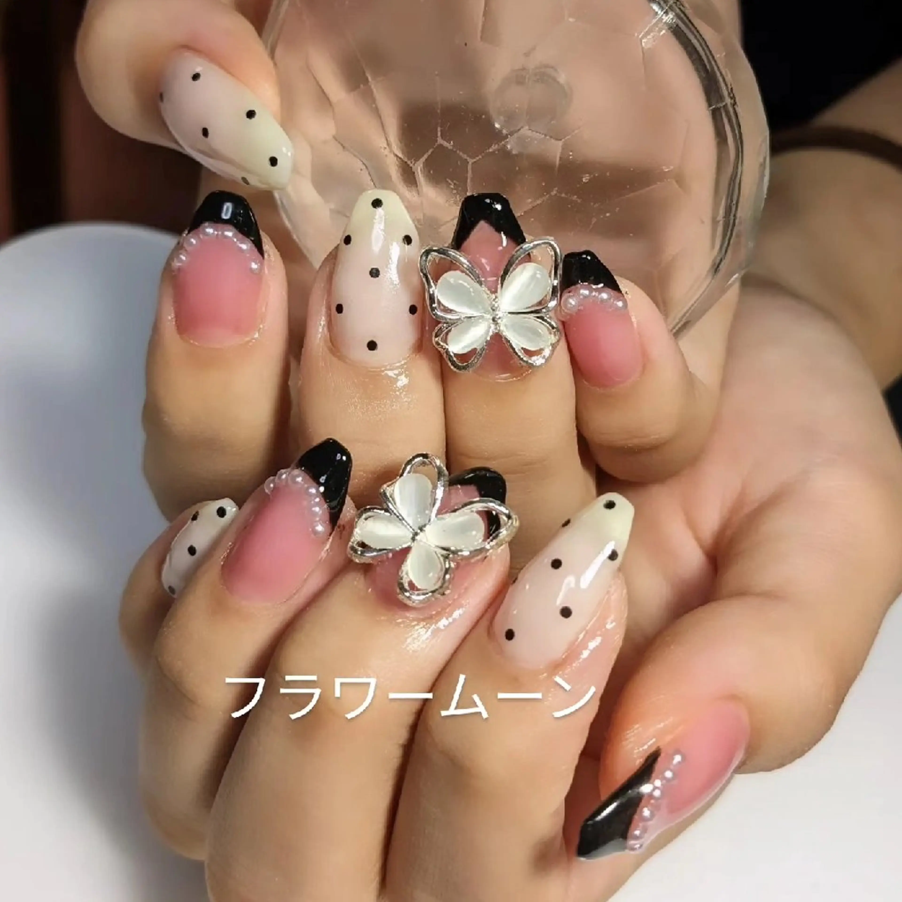 ネイル ドット フレンチネイル フラワー ムーンのネイルデザイン