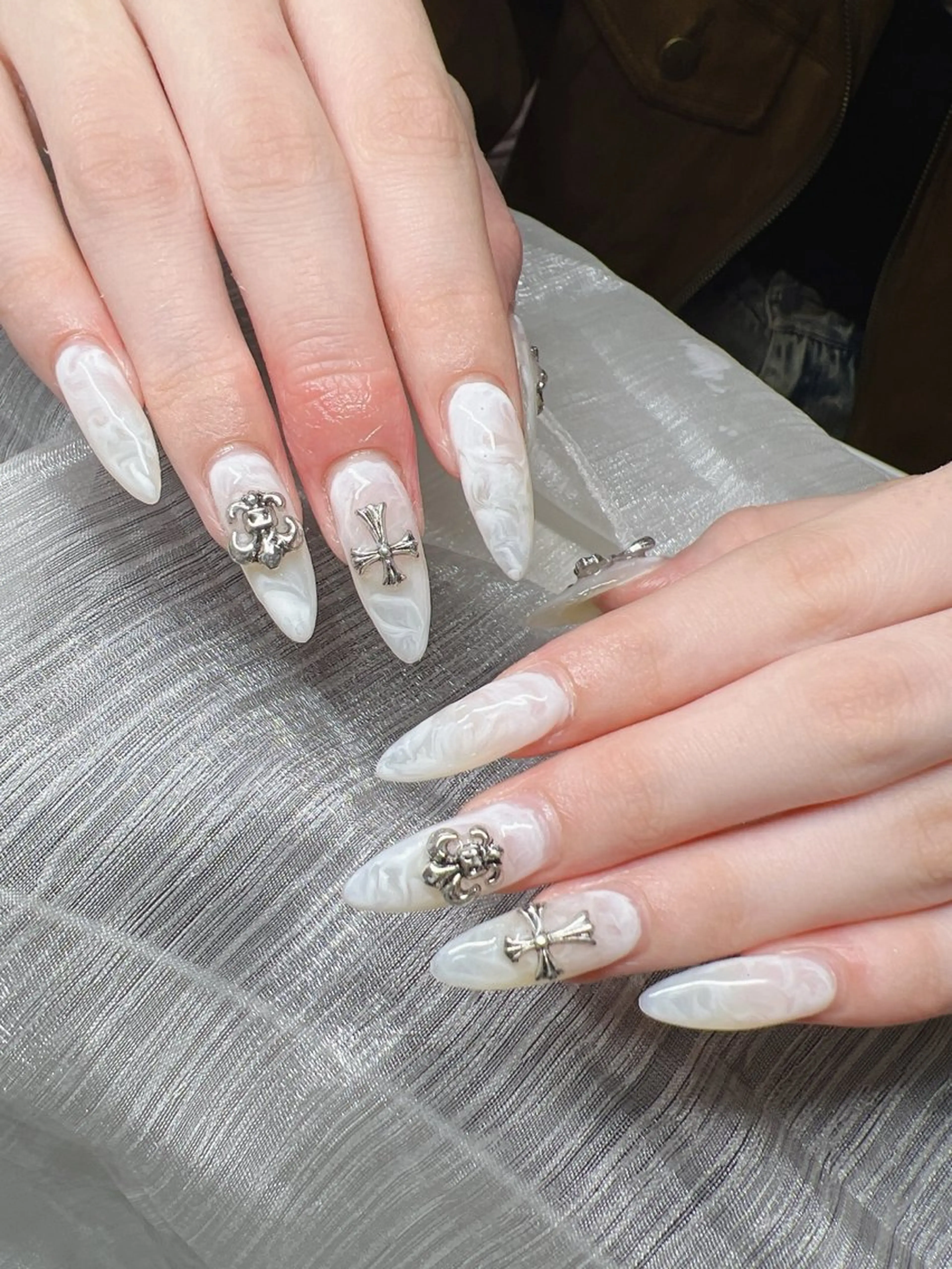 ネイル オーロラネイル チークネイル 長さ出し フットネイル フレンチネイル ハンドネイル Lee Nailsのネイルデザイン