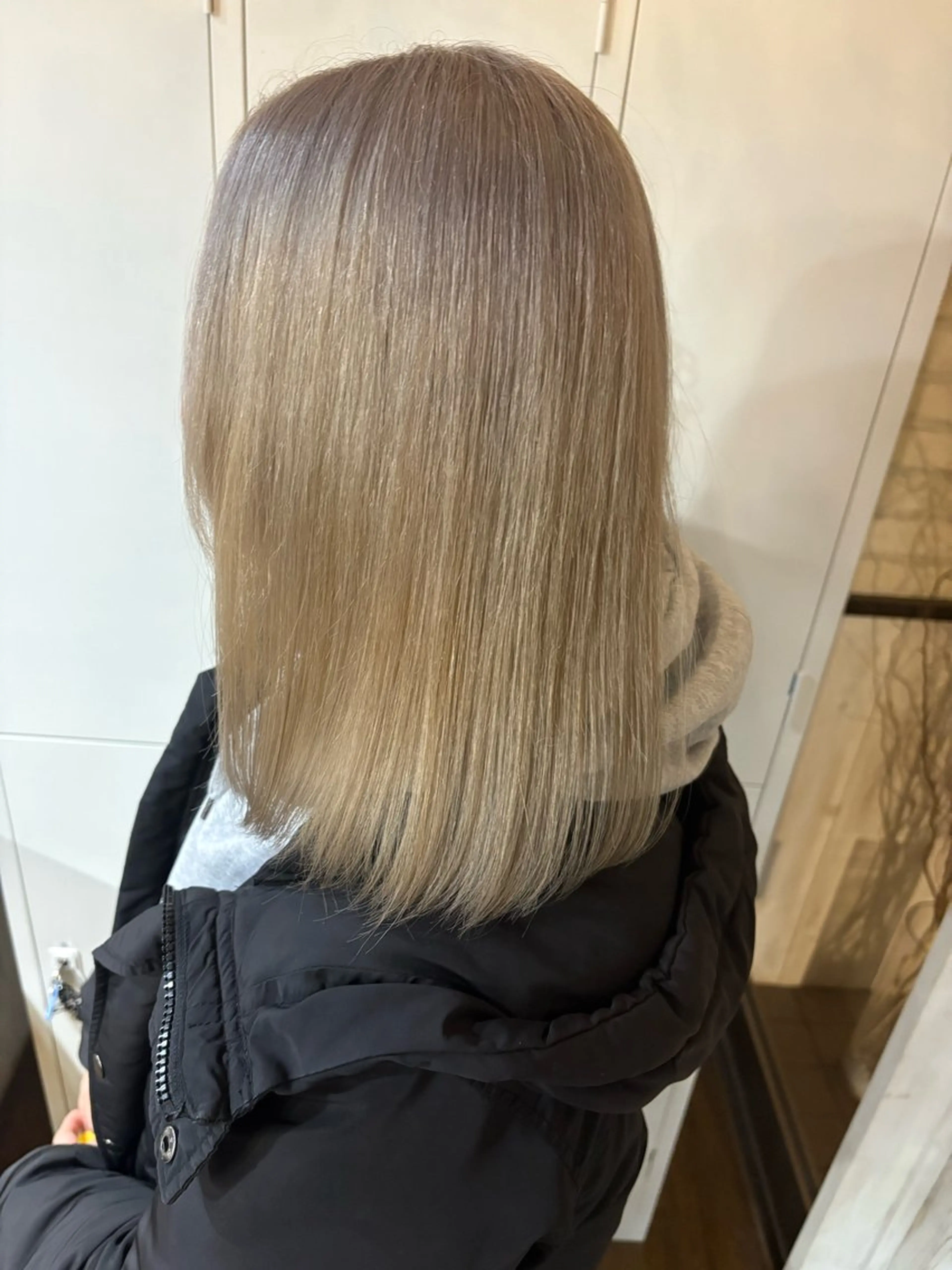 カラー ベージュカラー ブリーチ ミルクティーベージュ いとう なぎのヘアスタイル