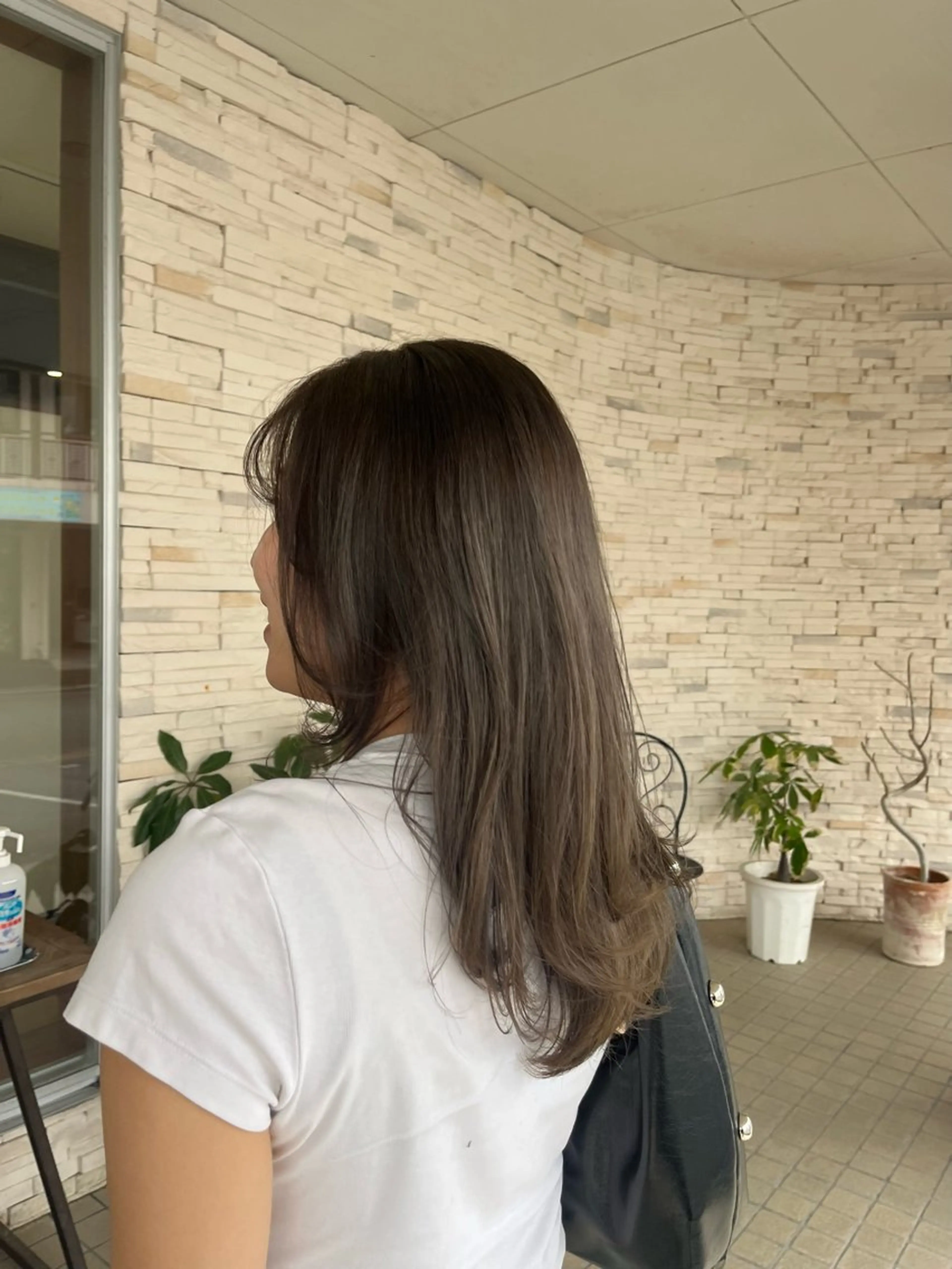 セミロング カラー ヘアカラー 喜屋武 美月のヘアスタイル