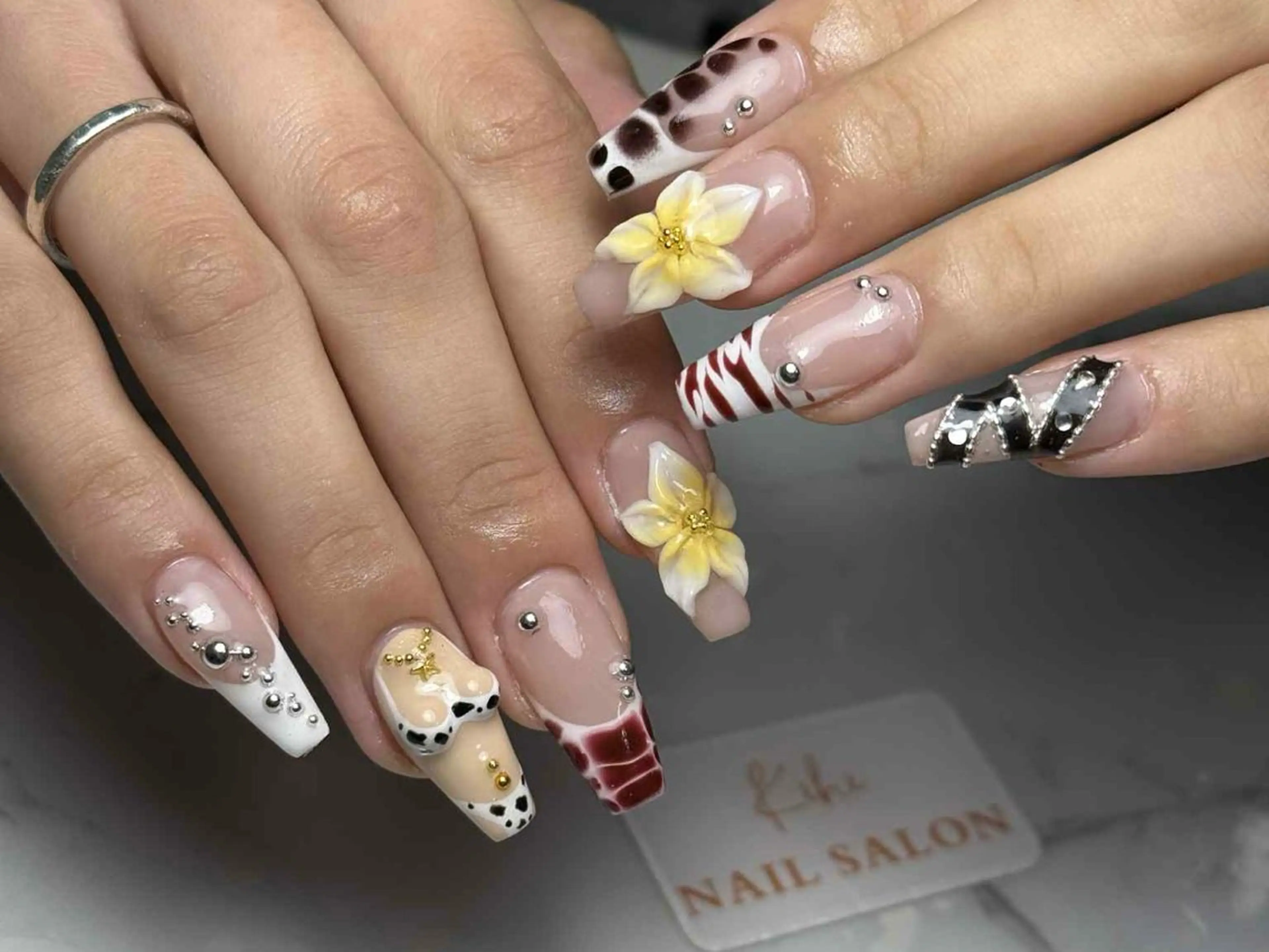 ネイル アートネイル フレンチネイル ジェルネイル グラデーション 韓国ネイル ハンドネイル 💕鈴木ユリ パラジェル/オフ無料のネイルデザイン