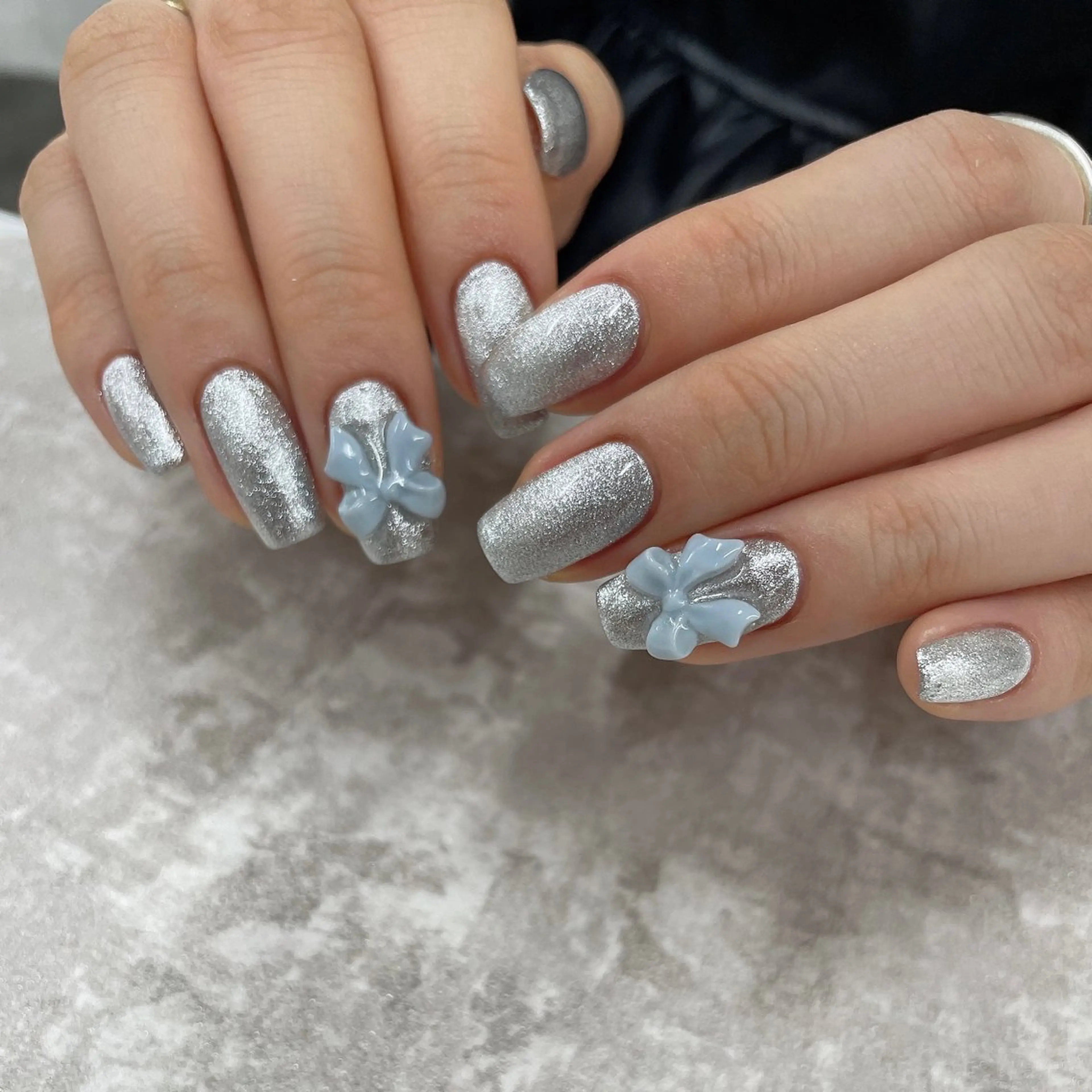 ネイル ラメ(グリッター) ワンカラーネイル リボン シルバー ハンドネイル _white 上本町店のネイルデザイン