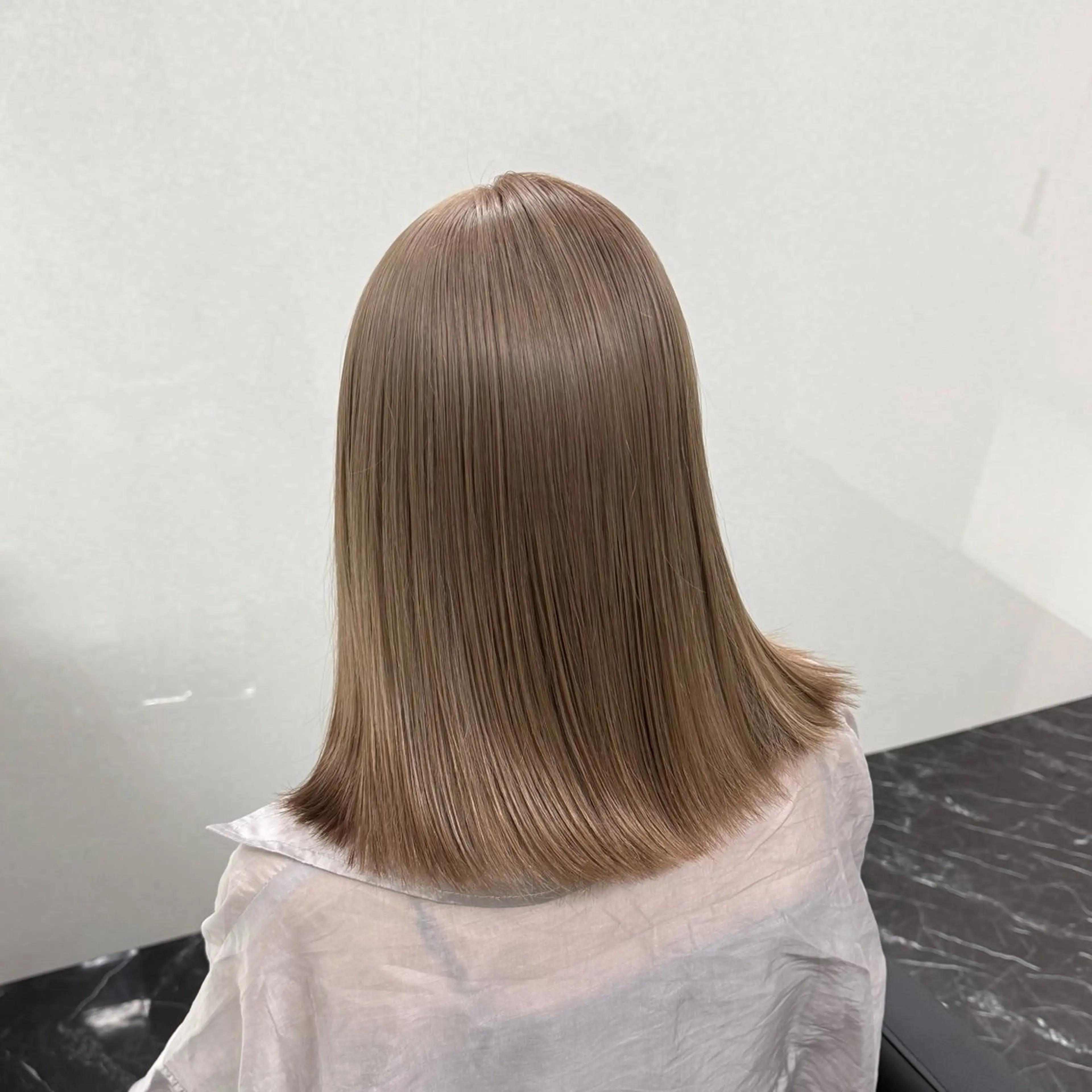 セミロング カラー ベージュカラー ブリーチ ブロンド デザインカラー グレージュ ヘアカラー トリートメント 天神/ケアブリーチ/ 髪質改善/上質艶髪のヘアスタイル