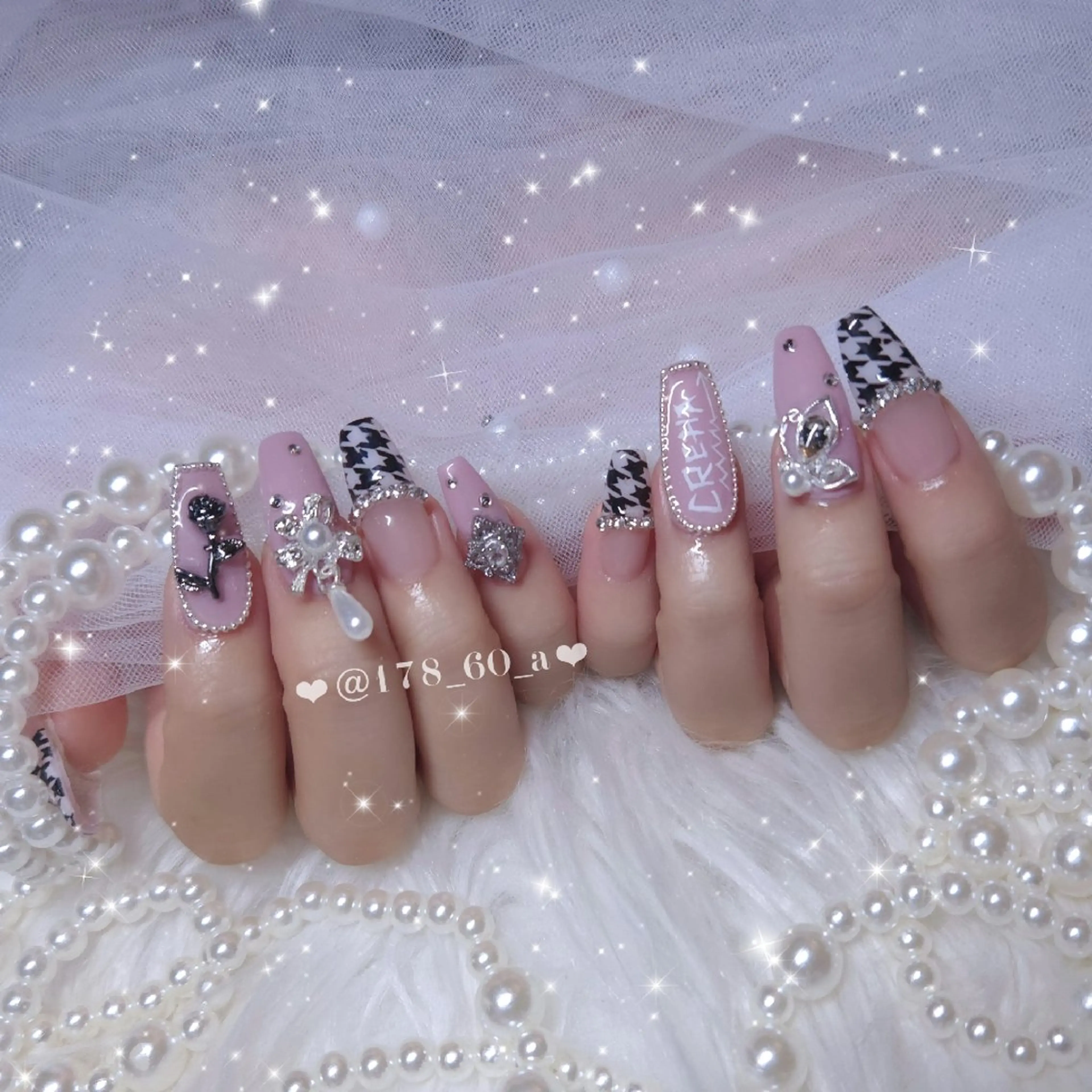 ネイル ガーリー スカルプネイル 冬ネイル ハンドネイル HAPPINAS🎀  れん🖤痛ネイルのネイルデザイン