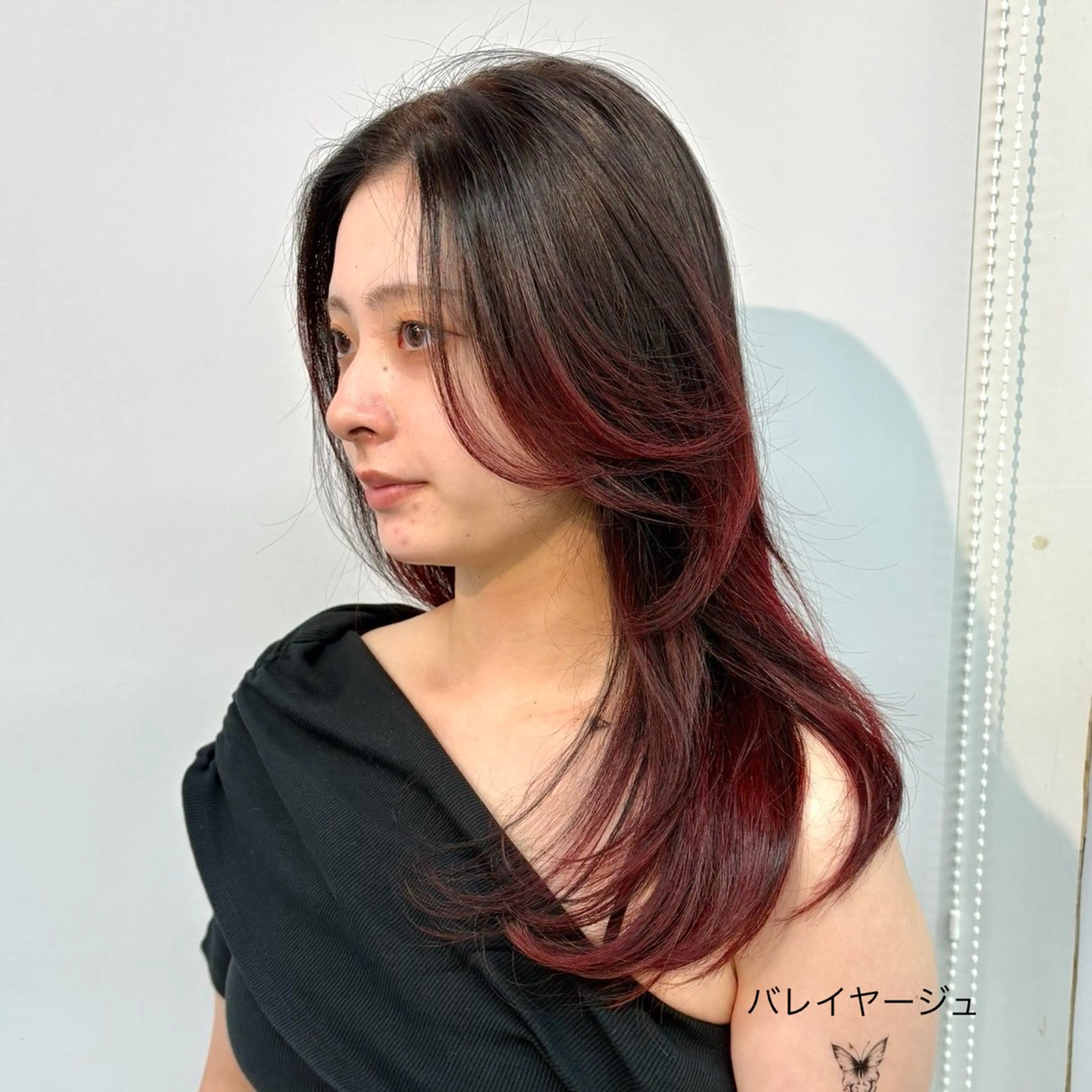 ロング カラー ロングレイヤー バレイヤージュ ボルドーカラー グラデーションカラー レッドカラー 海外ヘア /　 Juanのヘアスタイル