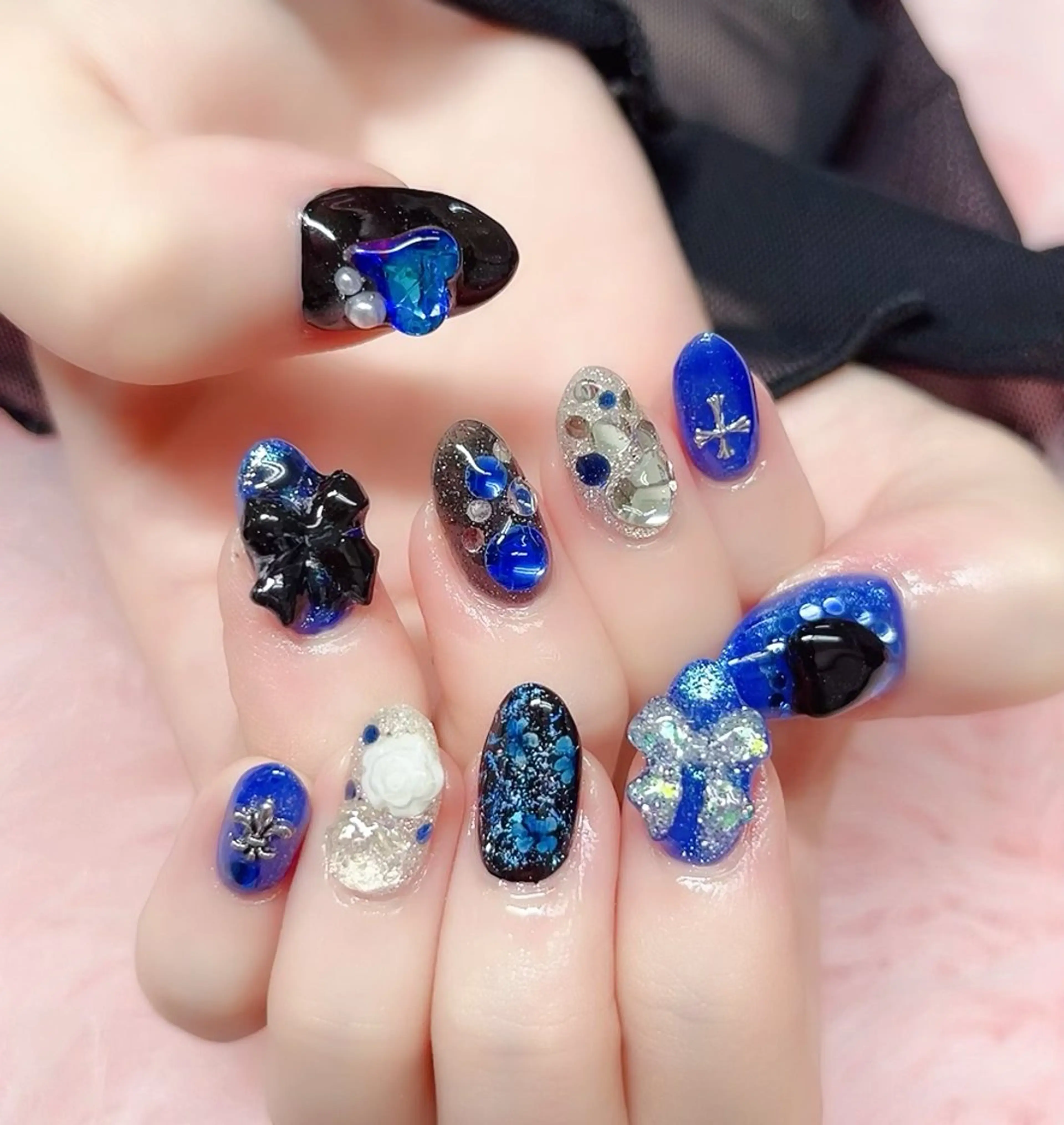 ネイル フットネイル フレンチネイル ゴージャス ハート キラキラネイル ハンドネイル MoonNail ユリ🌸のネイルデザイン