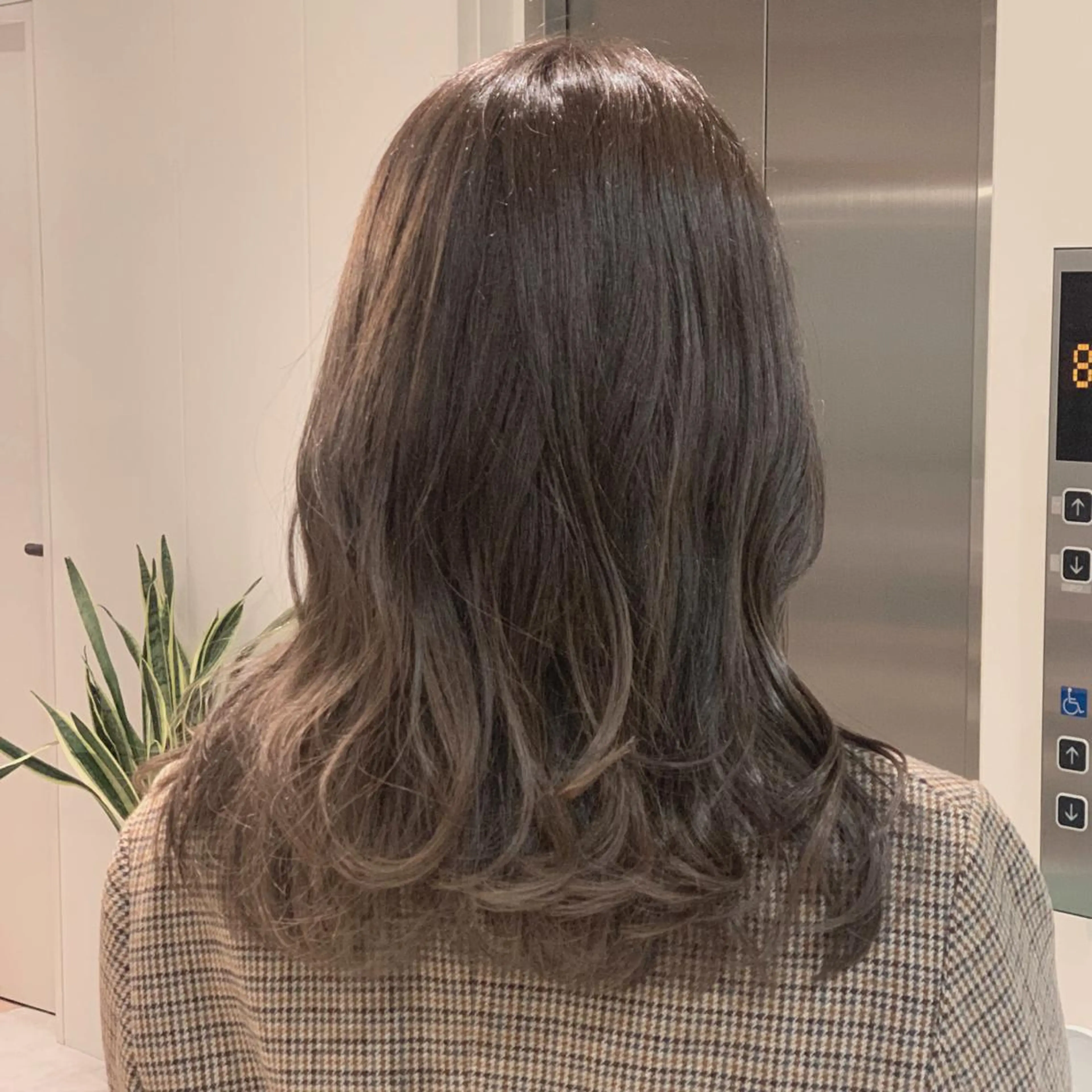 ミディアム カラー グレージュ オリーブグレージュ オリーブグレー 【ミディアムと ロングに特化】島田恋のヘアスタイル