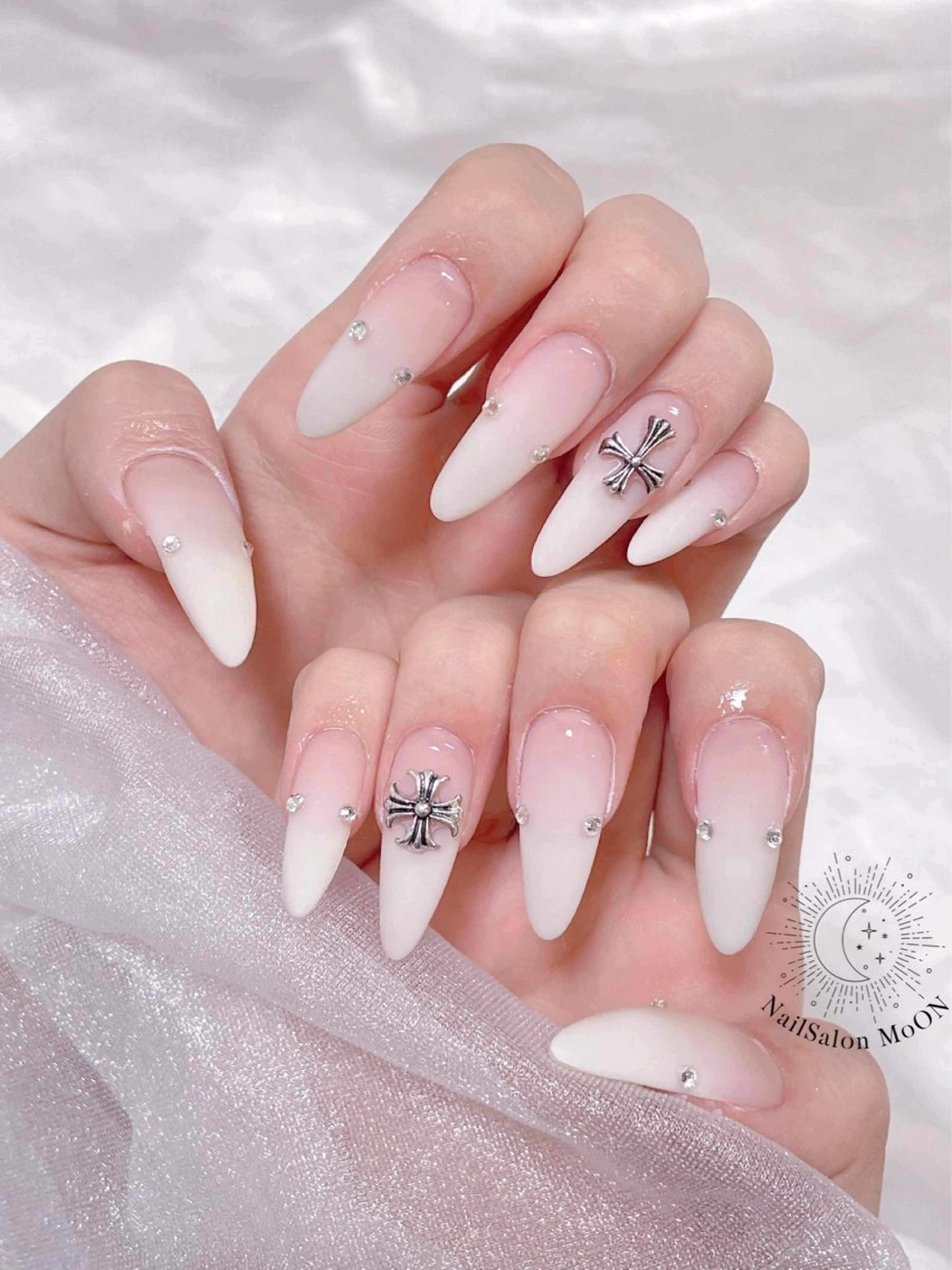 MoON...❤︎ MeGuのネイルデザイン