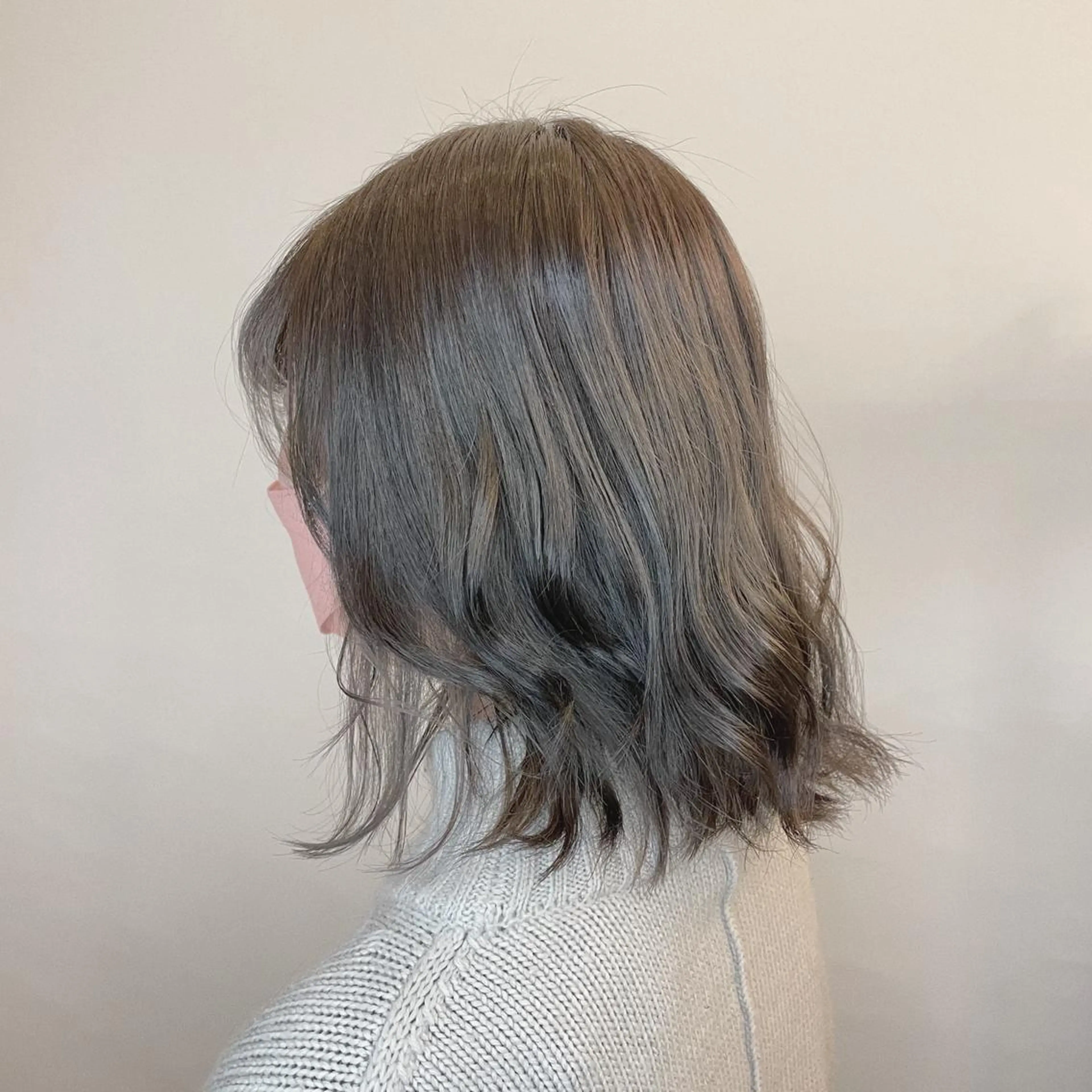 ミディアム カラー グレージュ 落合 美穂のヘアスタイル