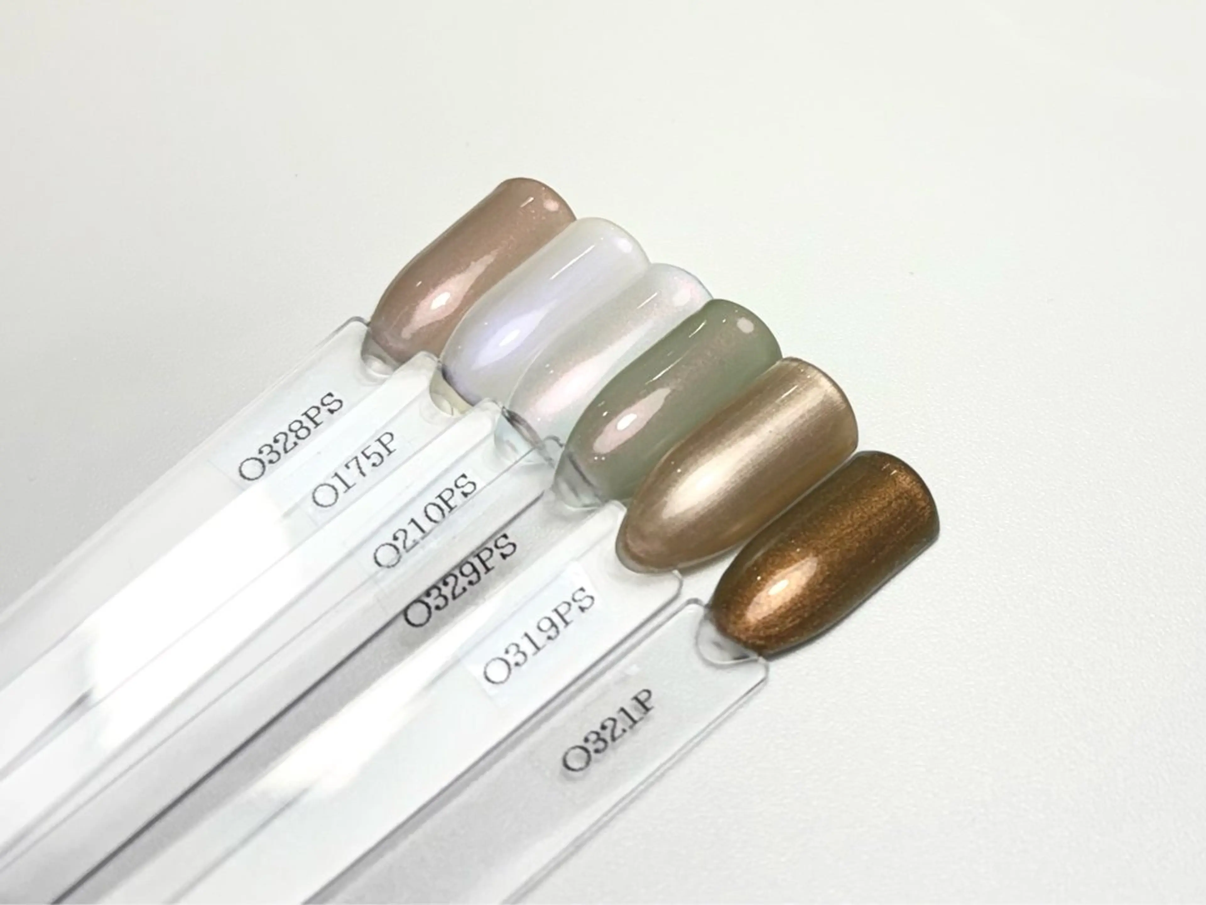 ネイル ブラウン ピンク ピンクベージュ シンプルネイル ホワイト ハンドネイル Plus Ewalu / mihiroのネイルデザイン