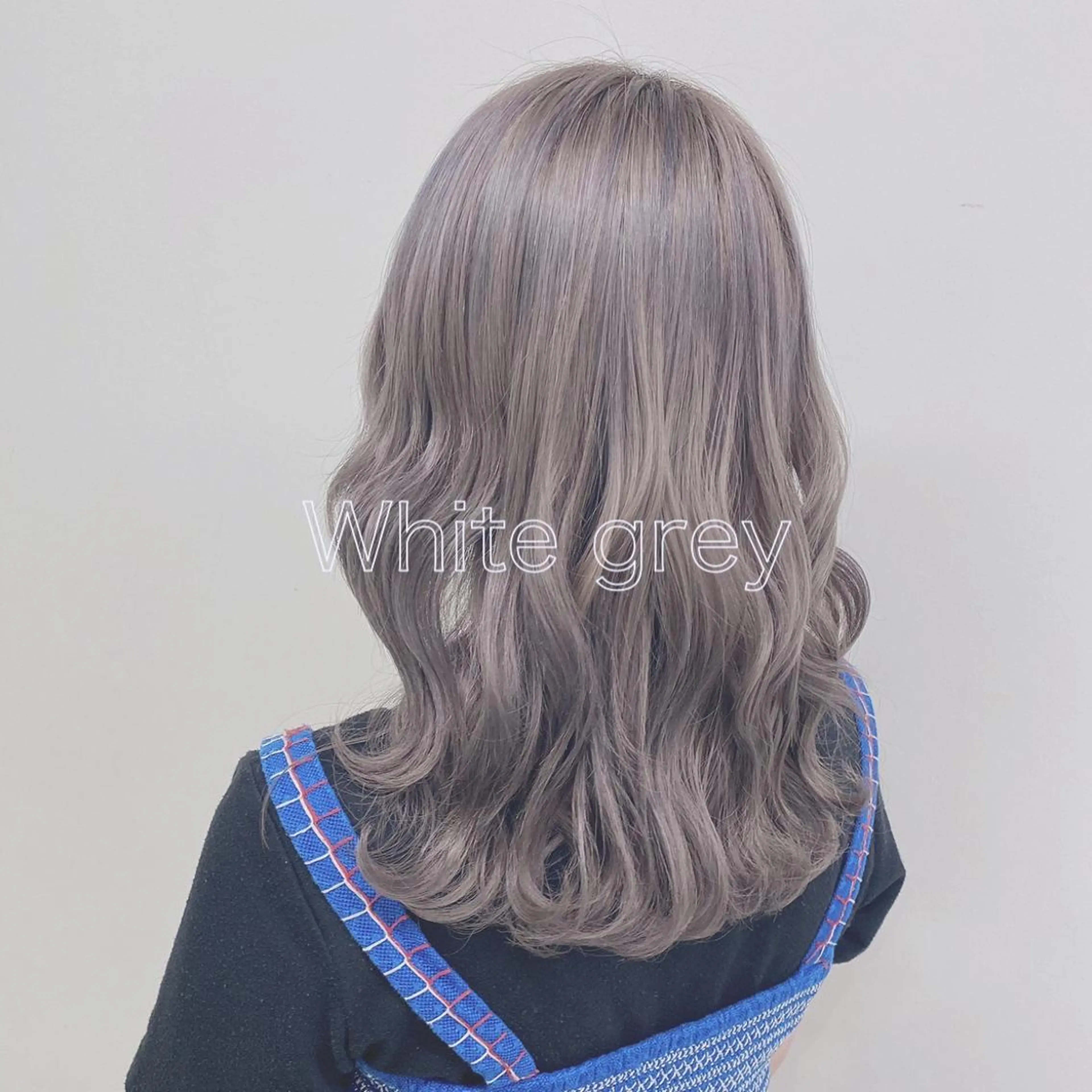 ミディアム カラー パーマ ヘアアレンジ ネイル マツエク・マツパ 透明感カラー シルバー シルバー ホワイト ヘアカラー トリートメント ヘッドスパ ヘアセット 𓏸レイヤー髪質改善 透けカラーカノン🫧のヘアスタイル