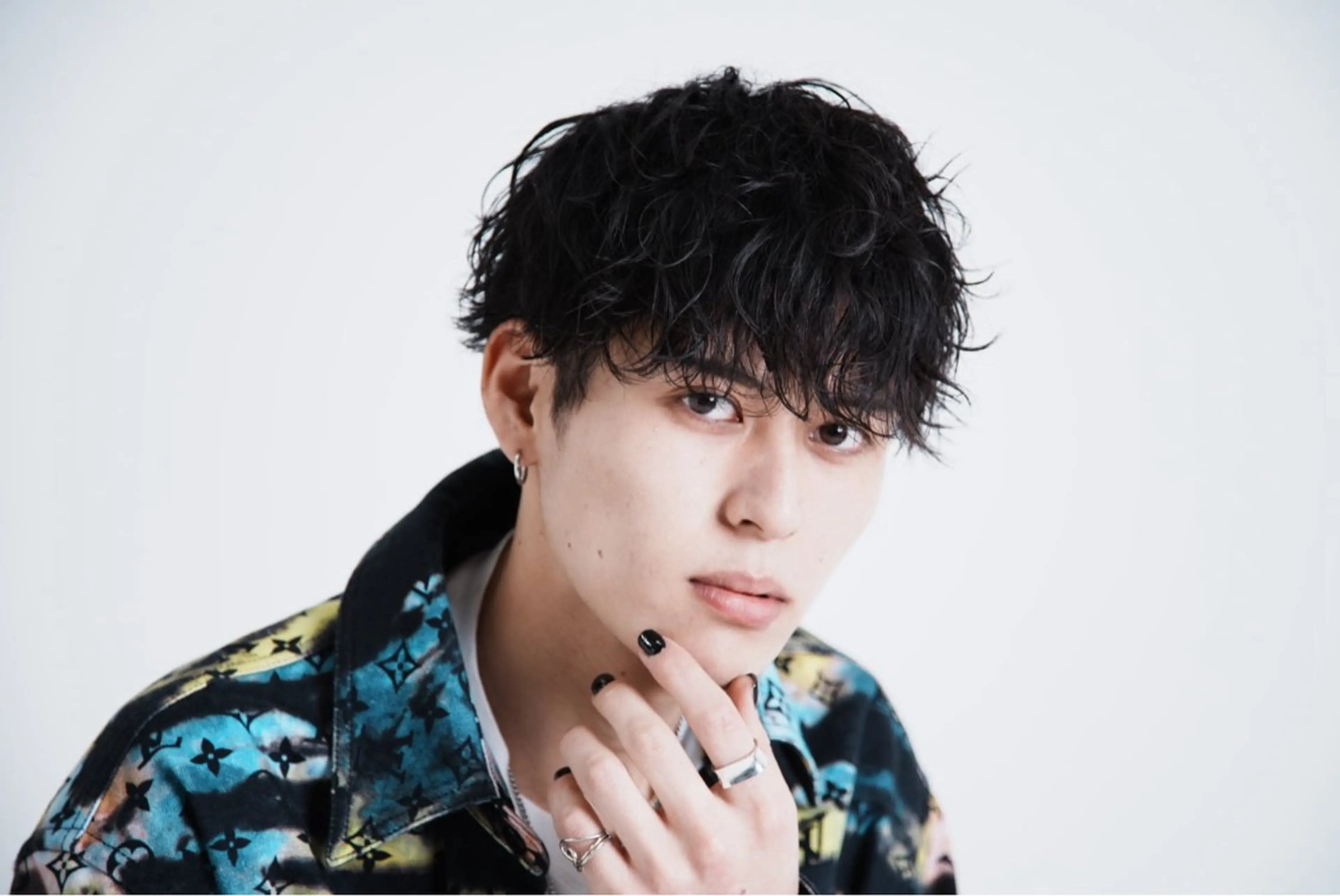 ミディアム パーマ メンズ カット パーマ ヘアセット メンズフェザー毛流れ パーマASHU渋谷のヘアスタイル