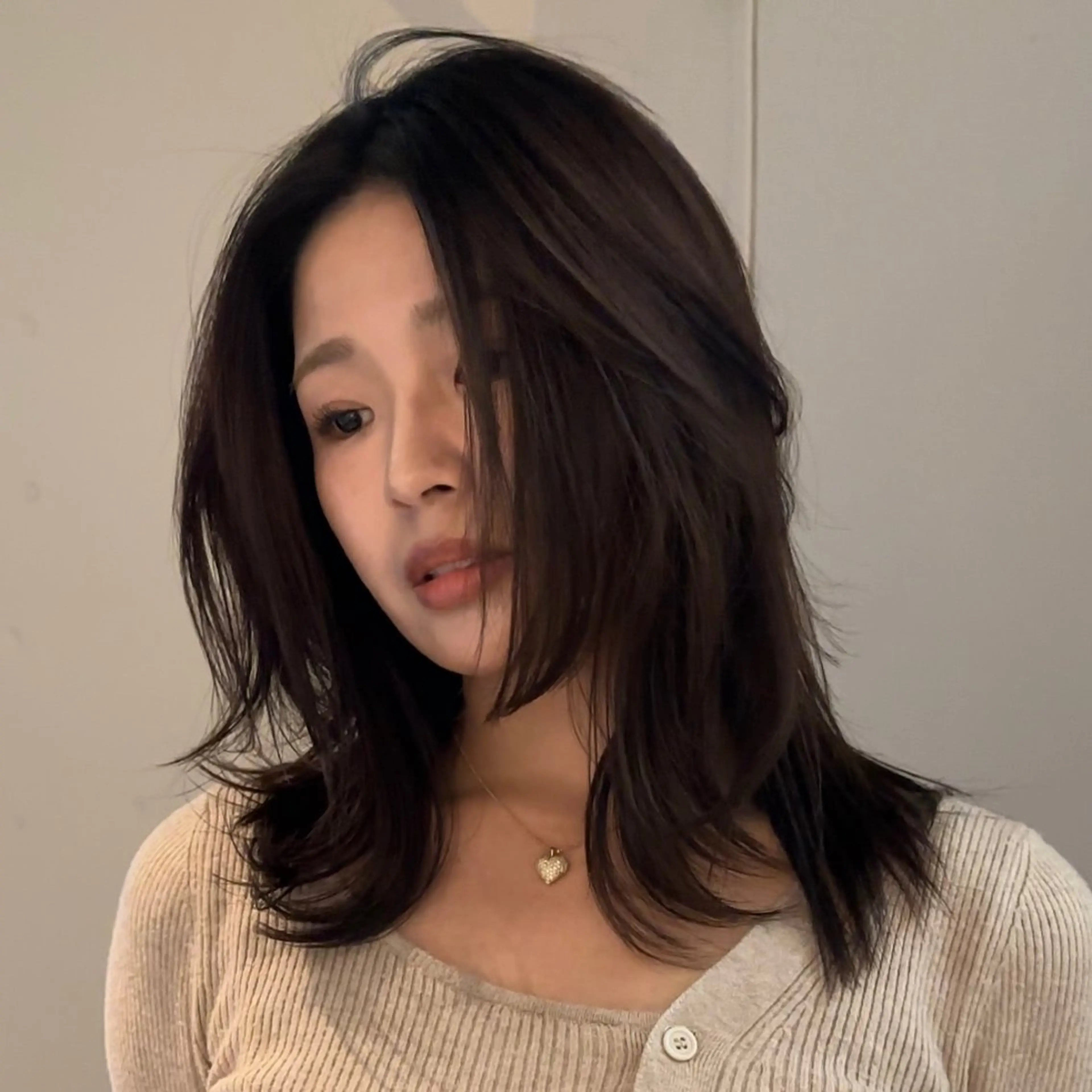 ミディアム 岸本 理希のヘアスタイル