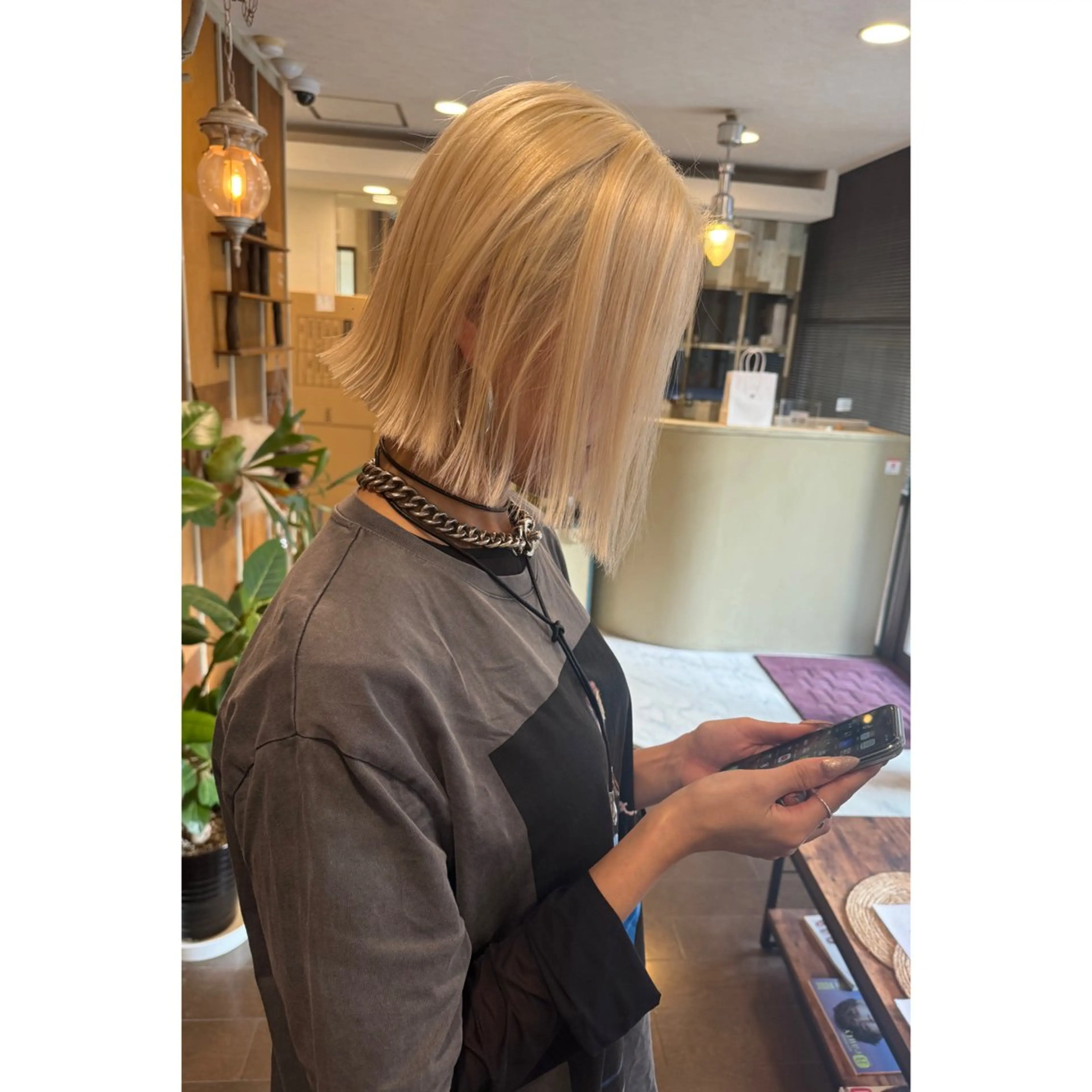 ミディアム カラー ブリーチ 抜きっぱなしブロンド ブロンド トリートメント ヘアカラー ハイトーン/ ダブルカラー/透明感のヘアスタイル